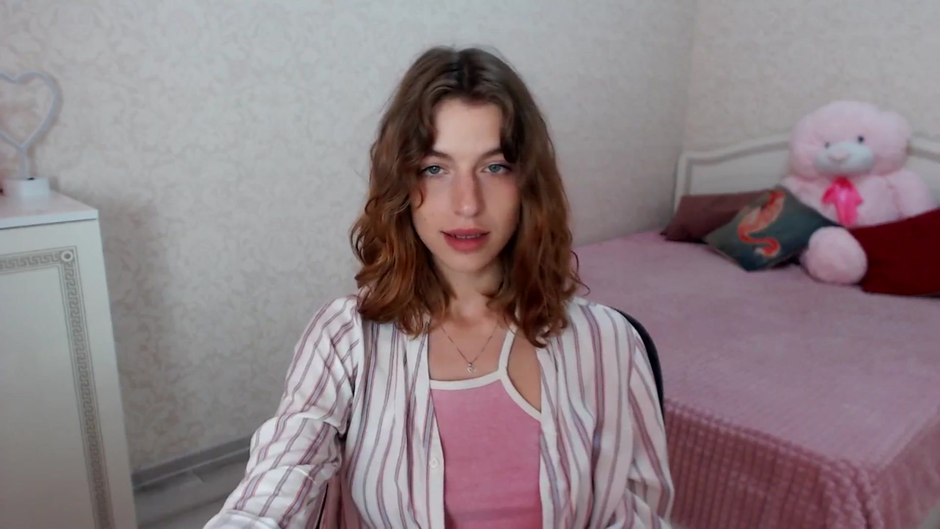 Gallery image thumbnail from Loulou_'s myfreecams stream on, 06/25/2024, 12:45 image 11 of 20