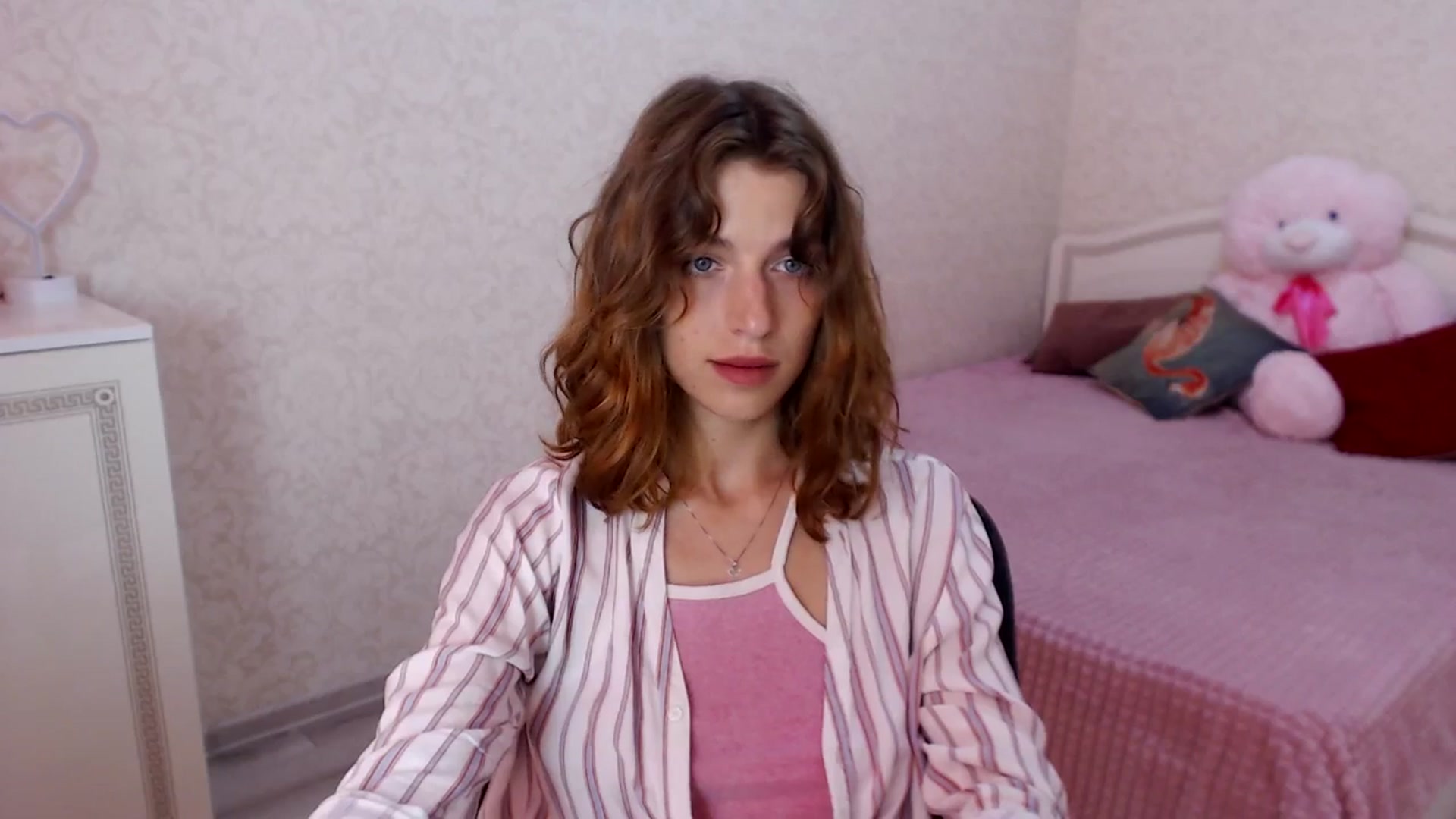 Gallery image thumbnail from Loulou_'s myfreecams stream on, 06/25/2024, 12:45 image 14 of 20