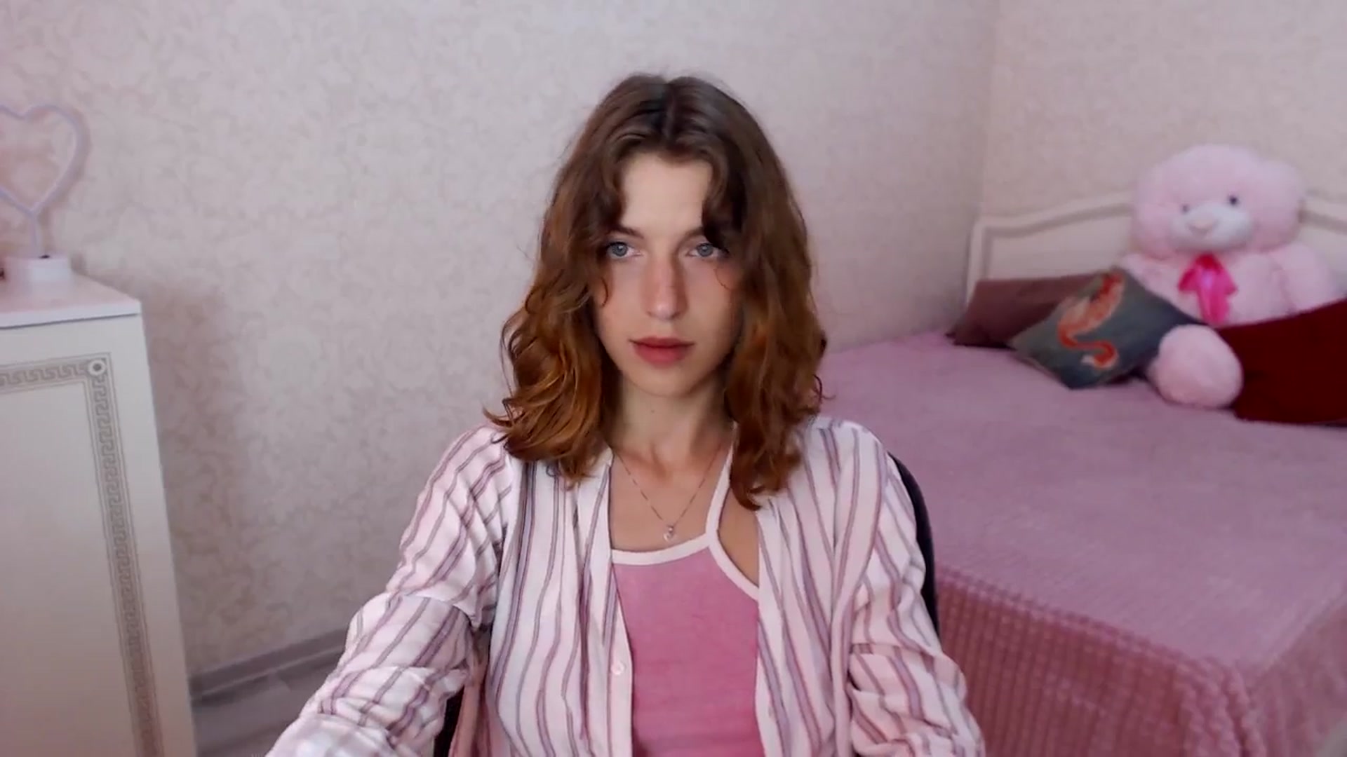 Gallery image thumbnail from Loulou_'s myfreecams stream on, 06/25/2024, 12:45 image 13 of 20
