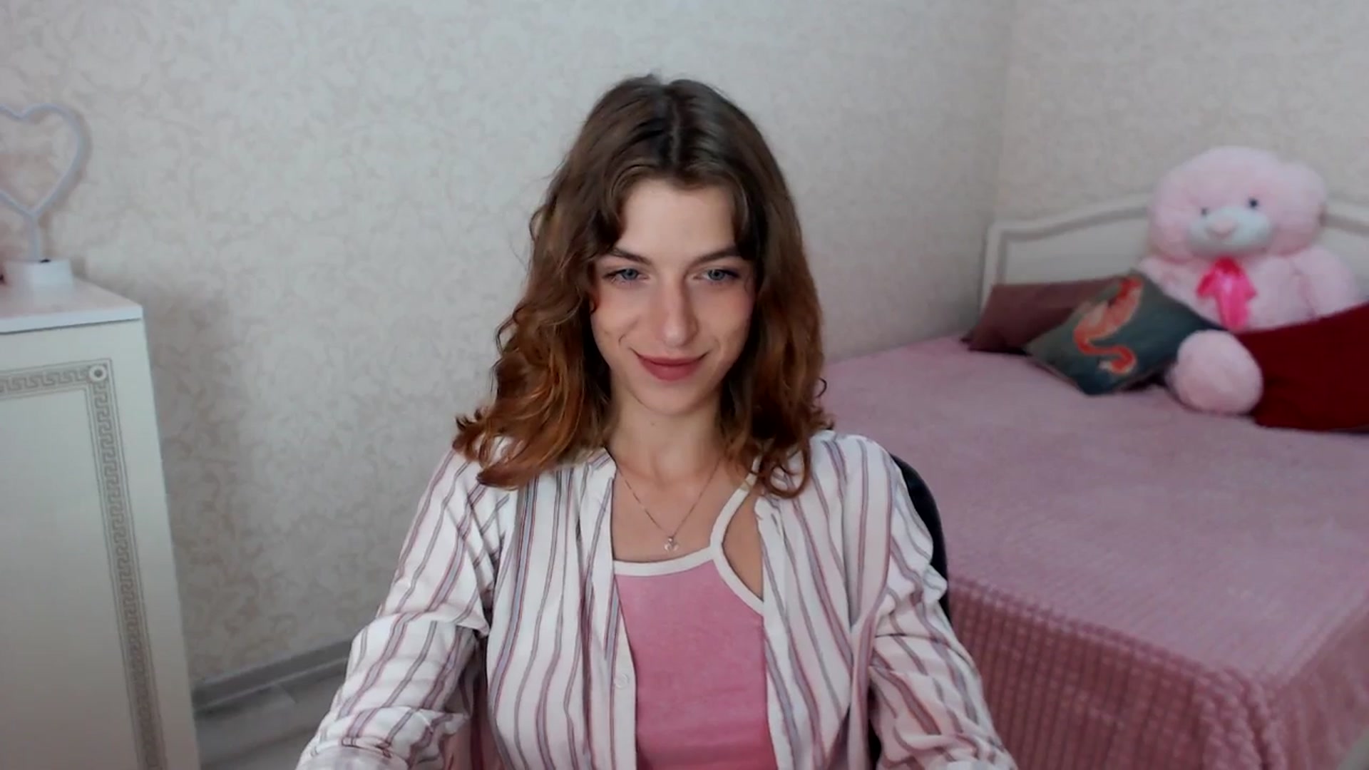 Gallery image thumbnail from Loulou_'s myfreecams stream on, 06/25/2024, 12:45 image 16 of 20