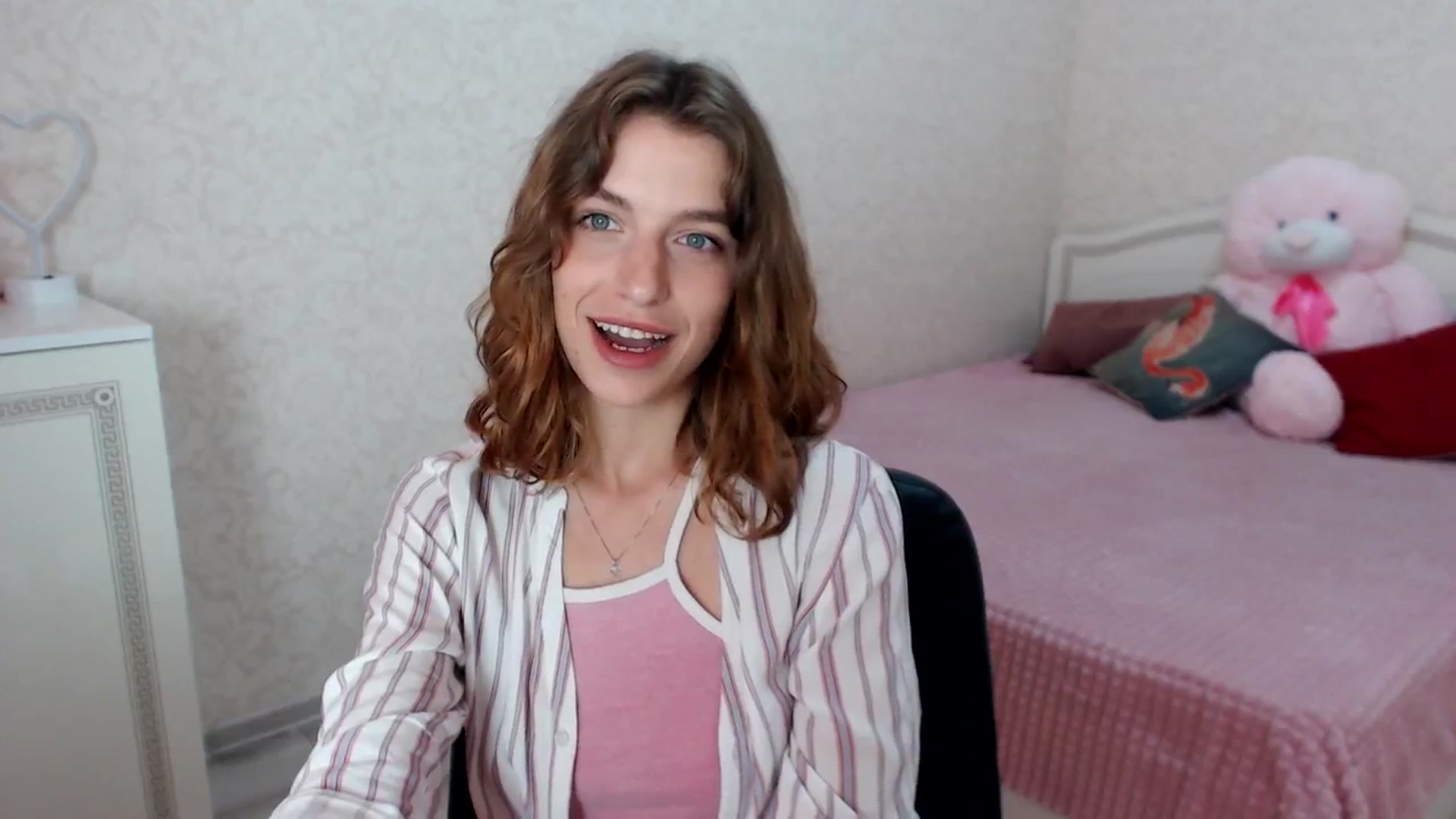Gallery image thumbnail from Loulou_'s myfreecams stream on, 06/25/2024, 12:45 image 20 of 20
