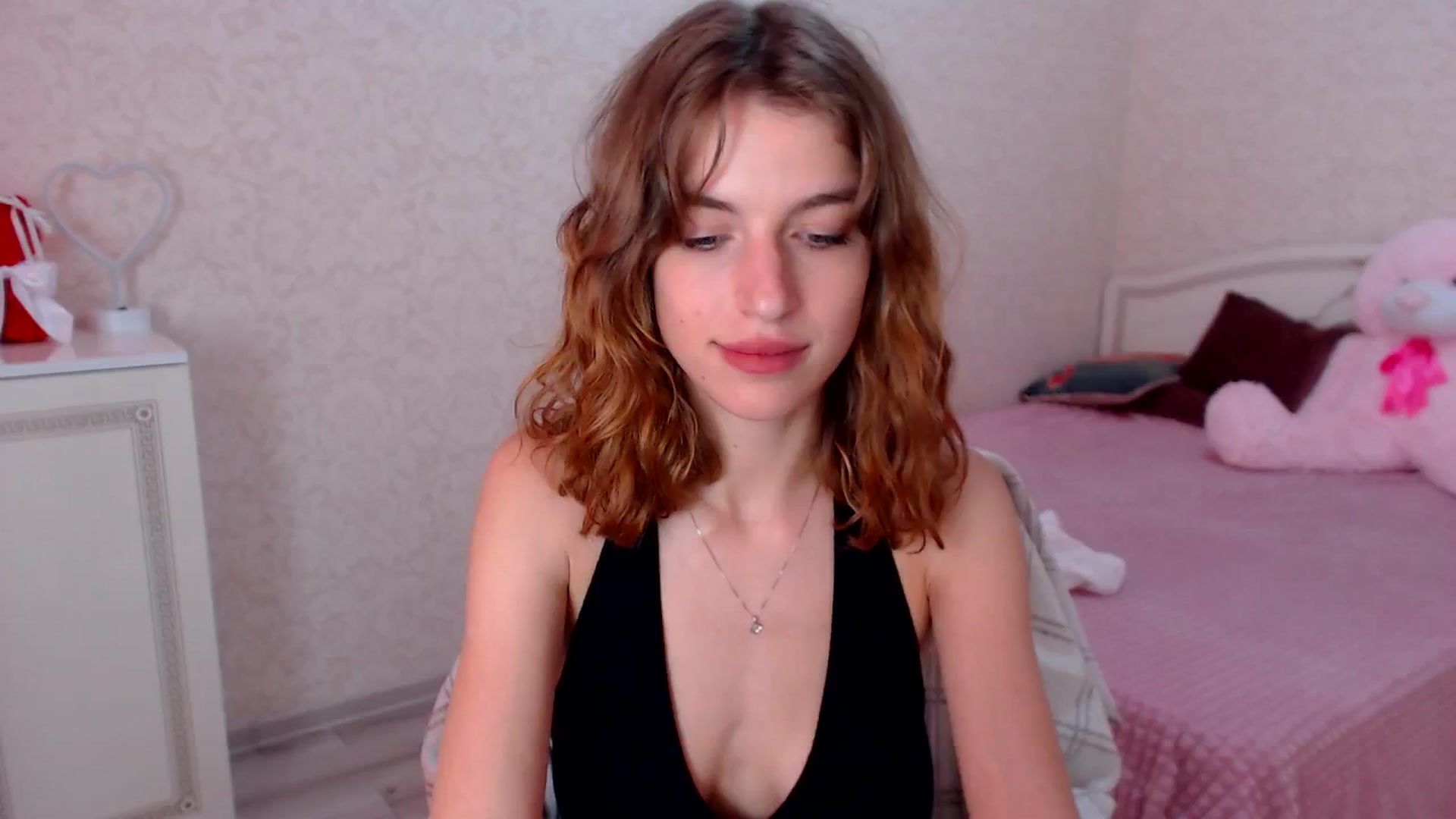 Gallery image thumbnail from Loulou_'s myfreecams stream on, 06/27/2024, 11:46 image 15 of 20