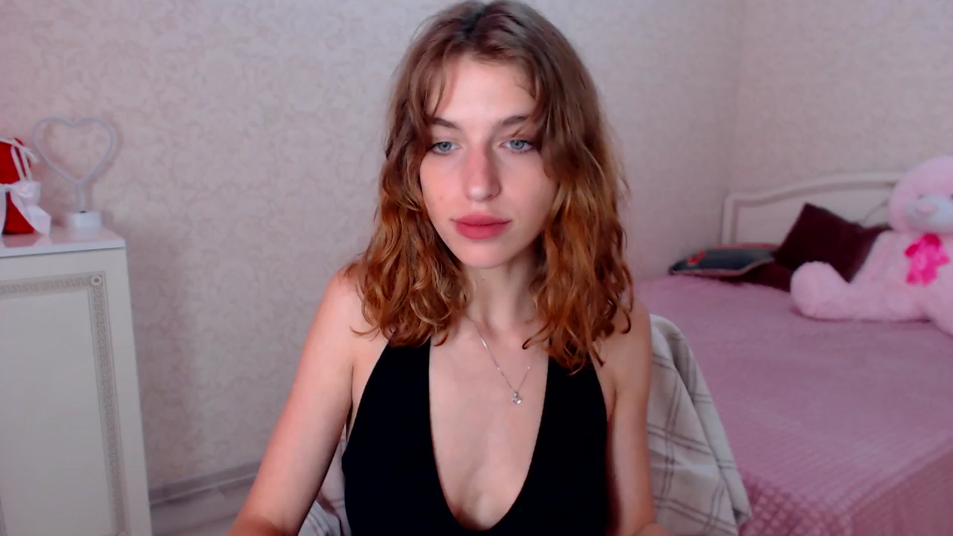 Gallery image thumbnail from Loulou_'s myfreecams stream on, 06/27/2024, 11:46 image 11 of 20