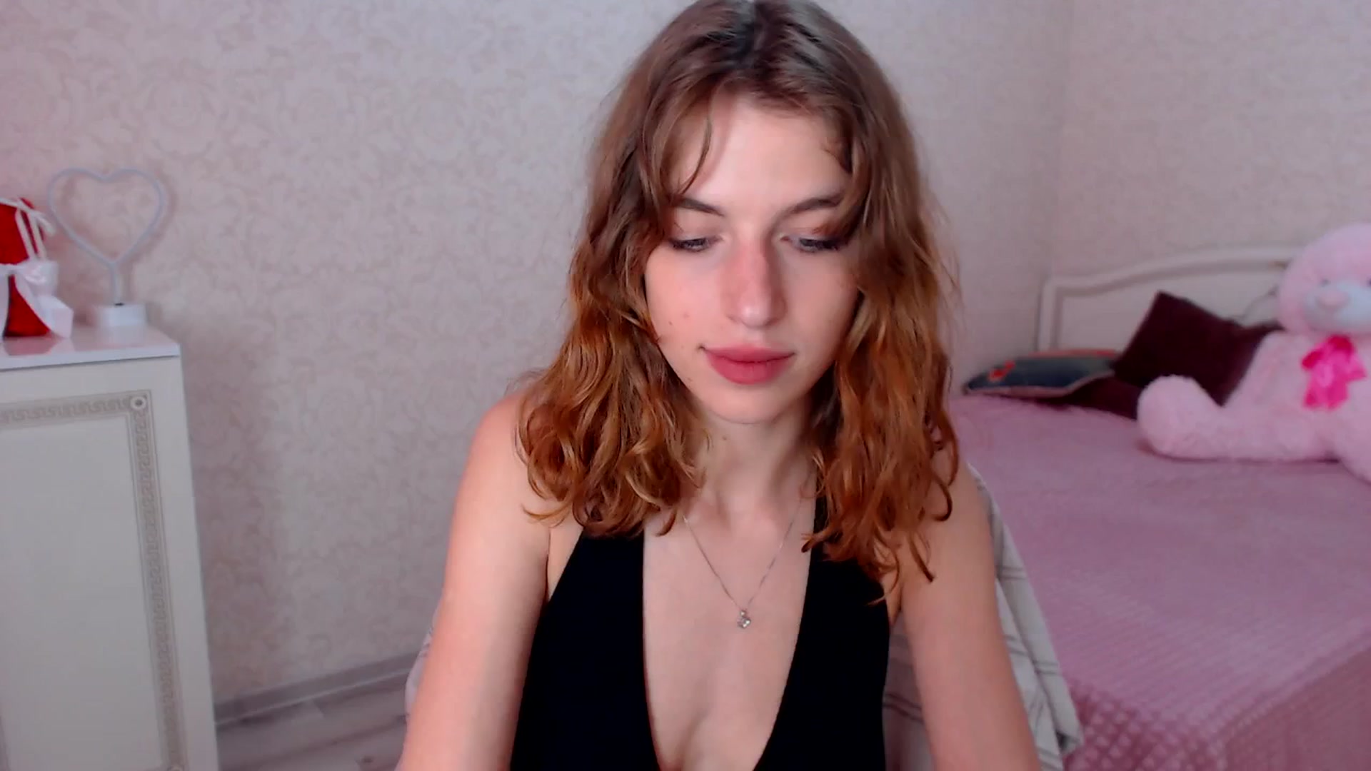 Gallery image thumbnail from Loulou_'s myfreecams stream on, 06/27/2024, 11:46 image 10 of 20