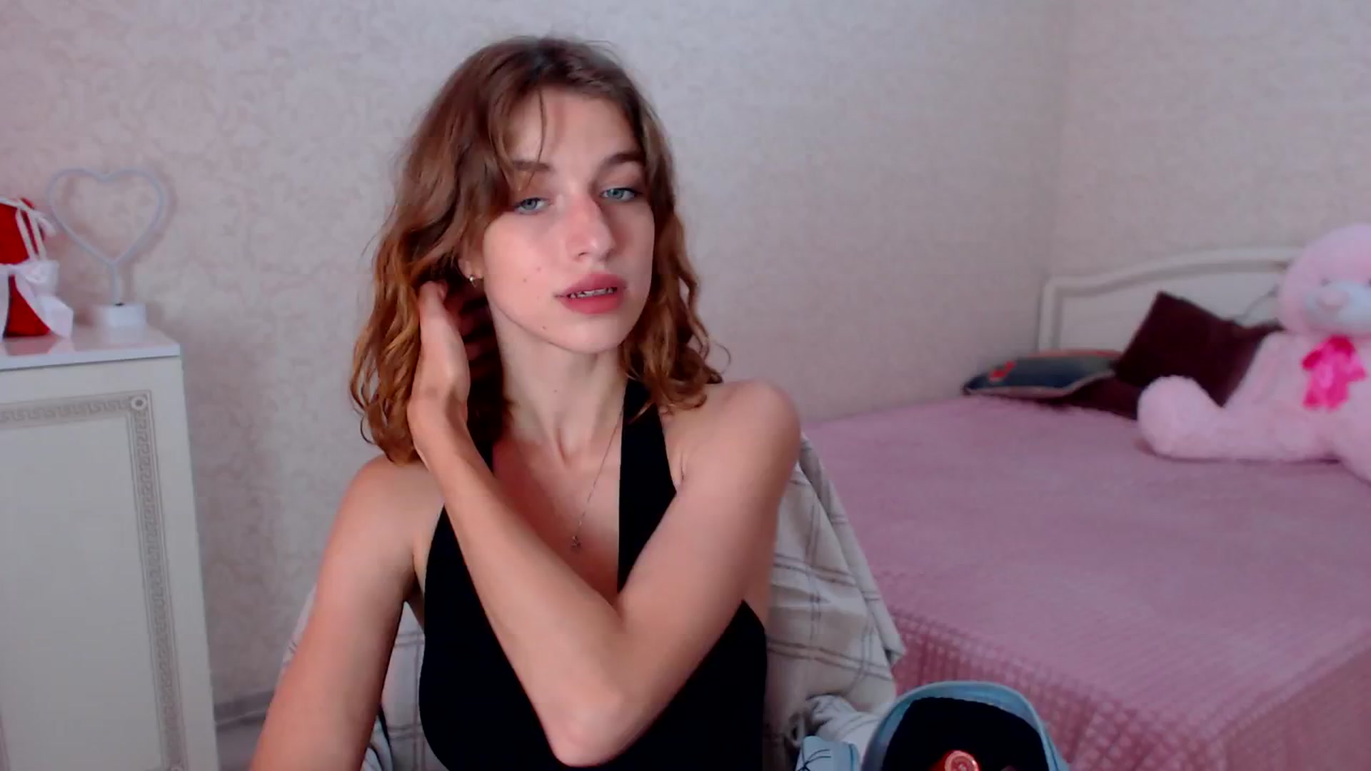Gallery image thumbnail from Loulou_'s myfreecams stream on, 06/27/2024, 11:46 image 5 of 20