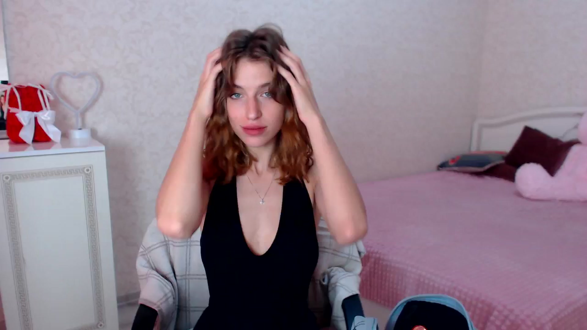 Gallery image thumbnail from Loulou_'s myfreecams stream on, 06/27/2024, 11:46 image 4 of 20