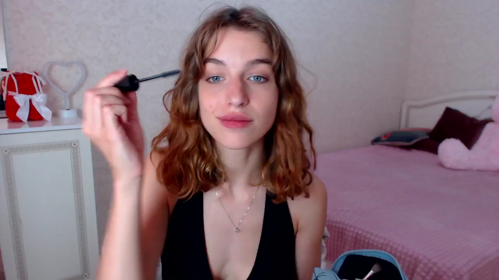 Gallery image thumbnail from Loulou_'s myfreecams stream on, 06/27/2024, 11:46 image 3 of 20