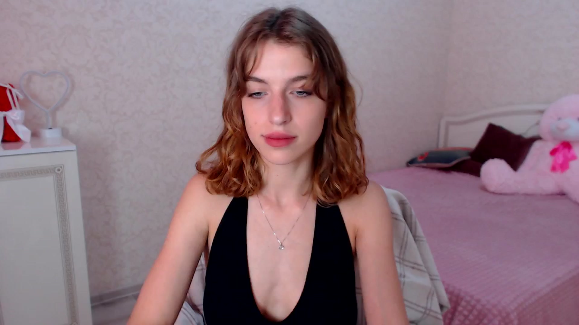 Gallery image thumbnail from Loulou_'s myfreecams stream on, 06/27/2024, 11:46 image 8 of 20