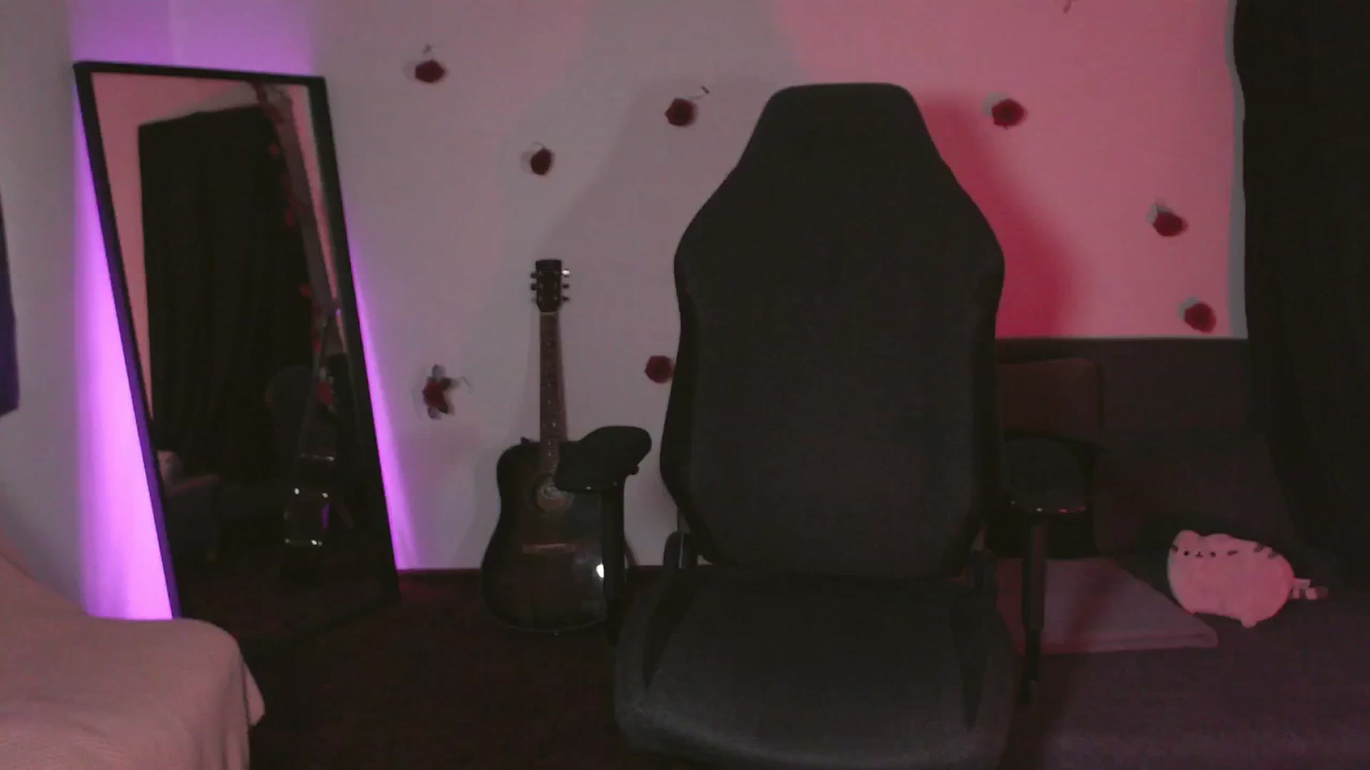 Gallery image thumbnail from Lounge100's myfreecams stream on, 05/08/2024, 03:19 image 7 of 20