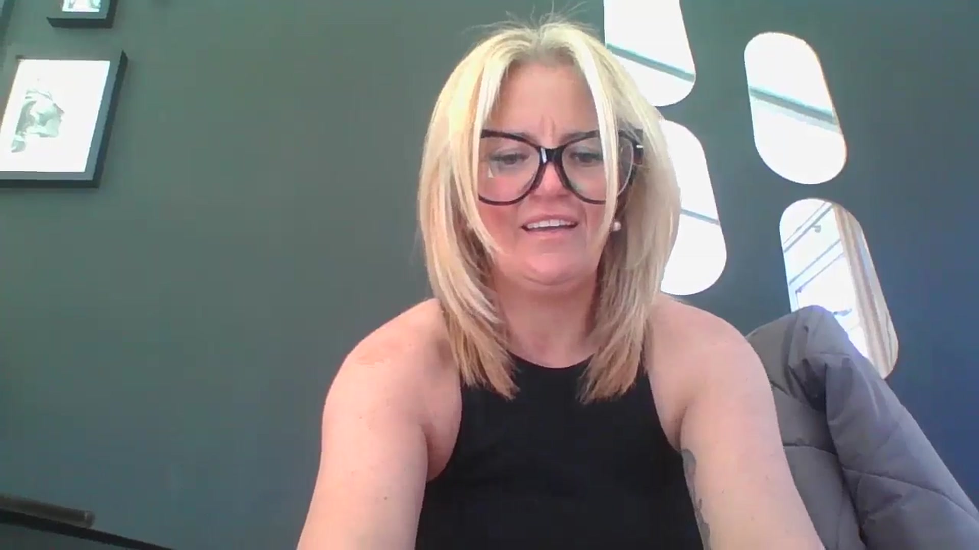 Gallery image thumbnail from Loux31x's myfreecams stream on, 04/01/2025, 13:29 image 19 of 20