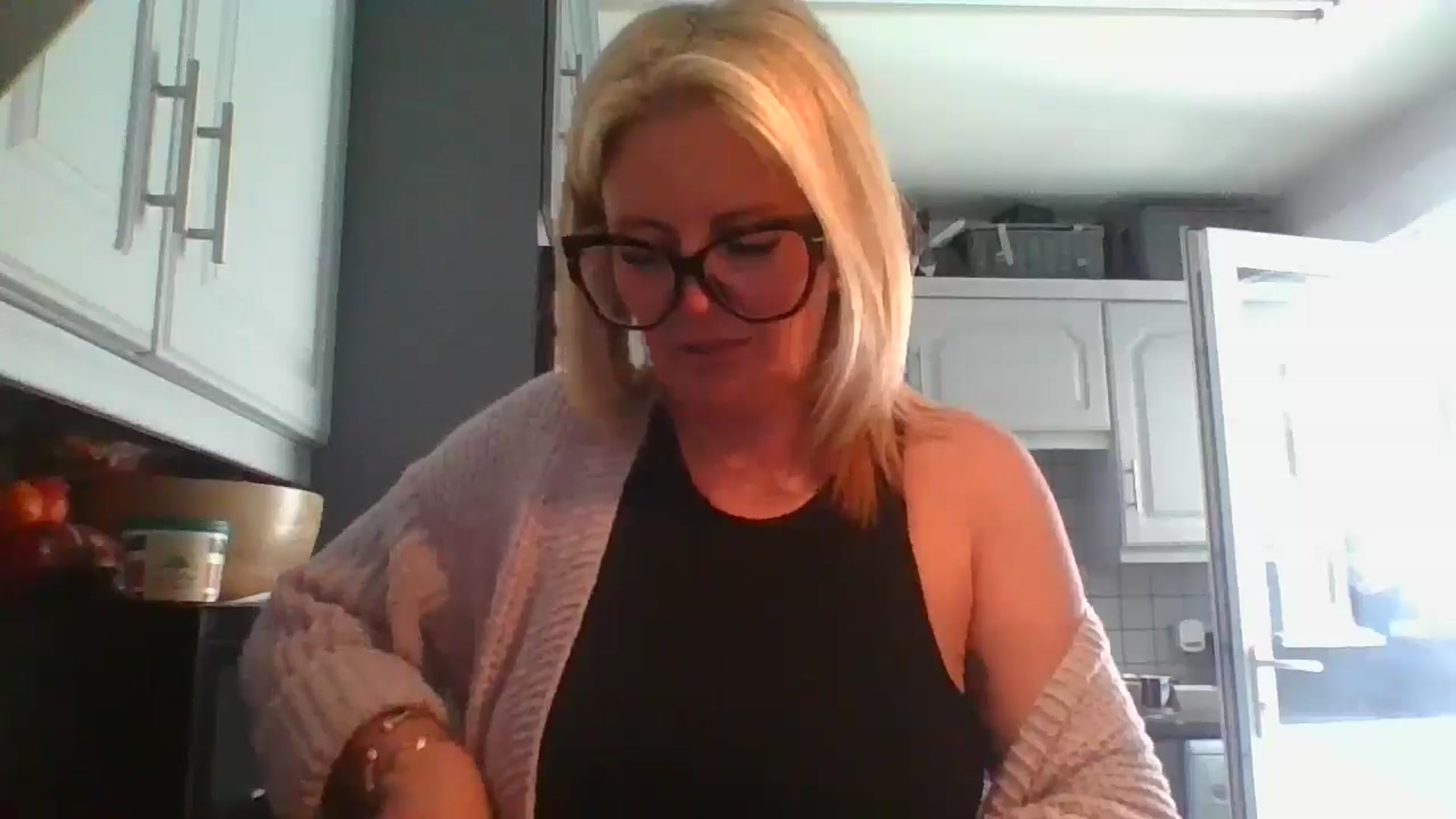 Gallery image thumbnail from Loux31x's myfreecams stream on, 04/15/2025, 15:24 image 19 of 20