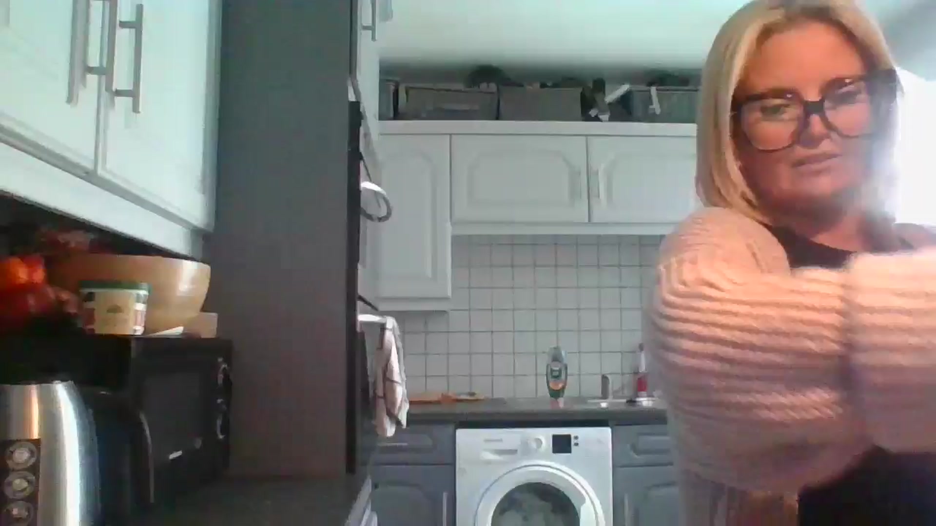 Gallery image thumbnail from Loux31x's myfreecams stream on, 04/15/2025, 15:24 image 11 of 20