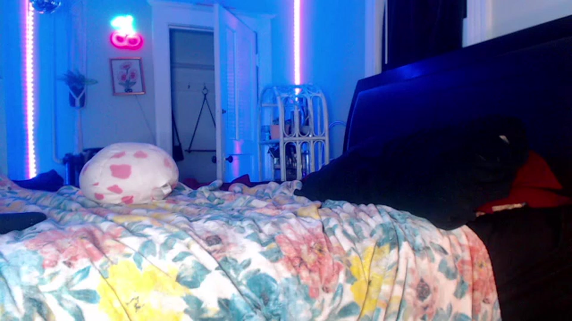 Gallery image thumbnail from LoveKylie's myfreecams stream on, 11/24/2022, 05:04 image 18 of 20