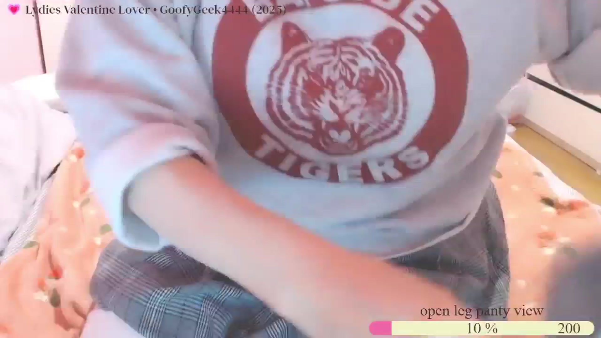 Gallery image thumbnail from LoveNote's myfreecams stream on, 02/08/2025, 20:50 image 2 of 20