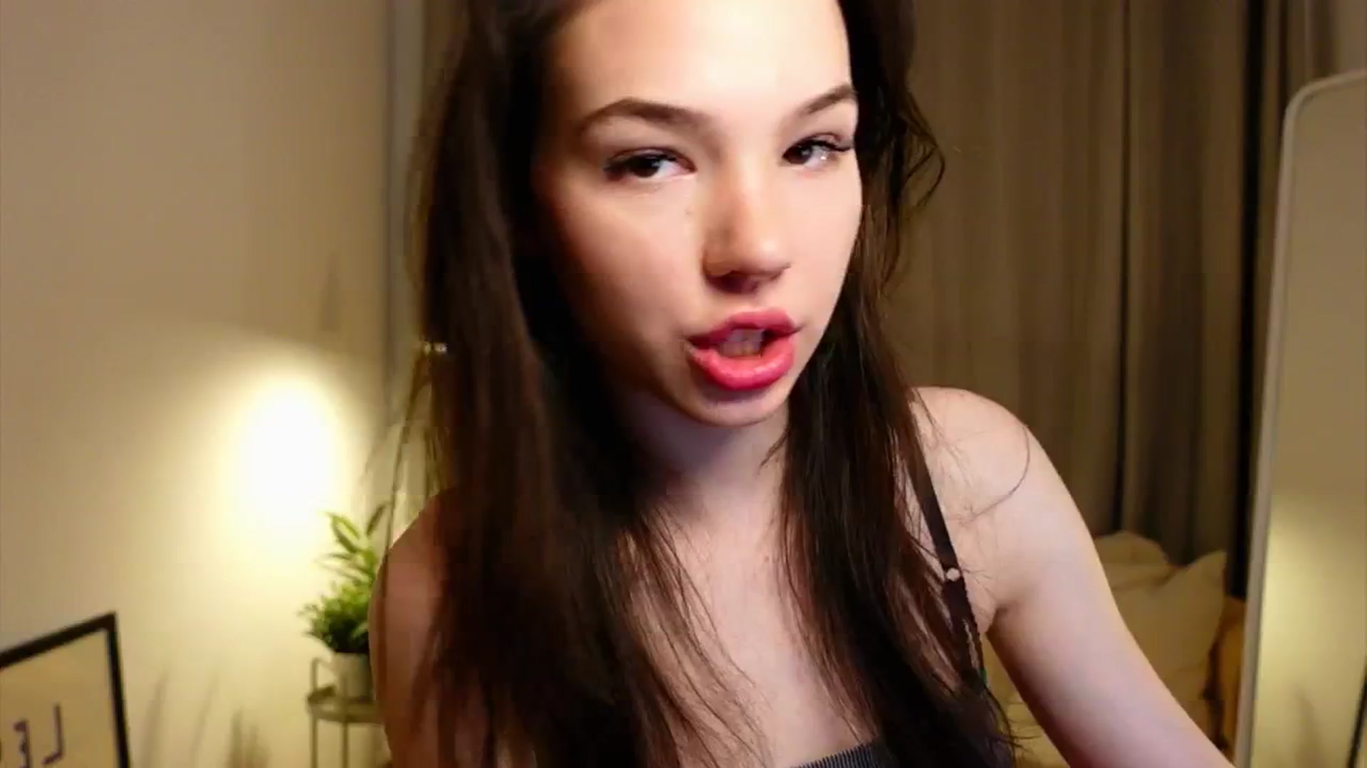 Gallery image thumbnail from LovePilll's myfreecams stream on, 05/21/2025, 20:44 image 13 of 20