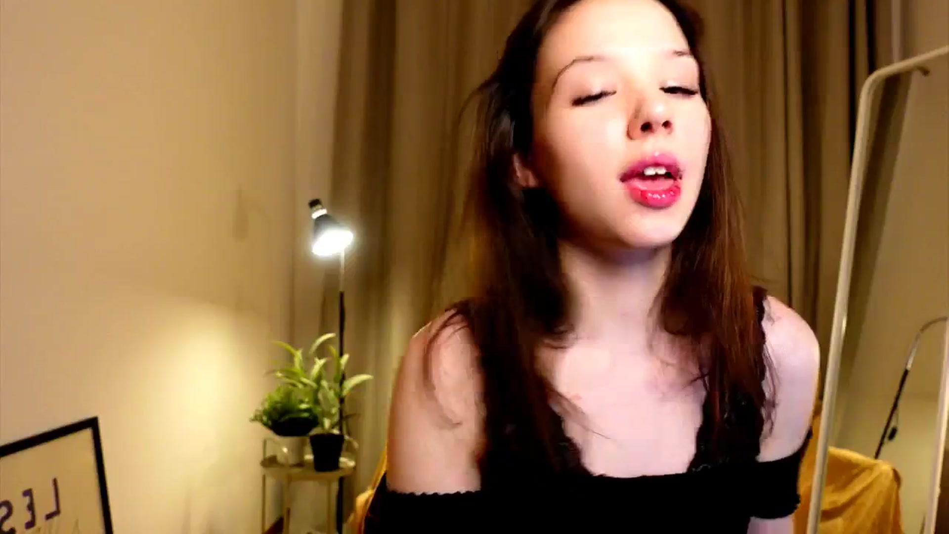 Gallery image thumbnail from LovePilll's myfreecams stream on, 06/18/2025, 19:38 image 3 of 20