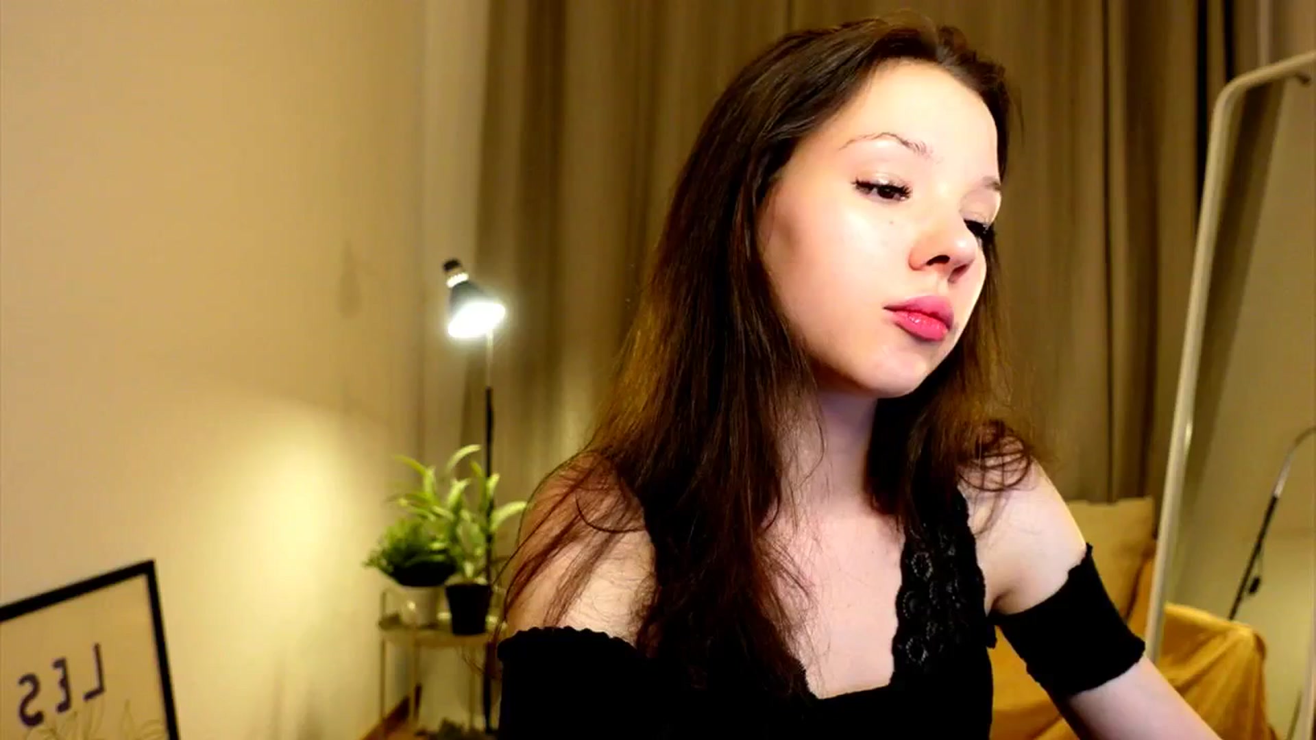 Gallery image thumbnail from LovePilll's myfreecams stream on, 06/18/2025, 19:38 image 11 of 20