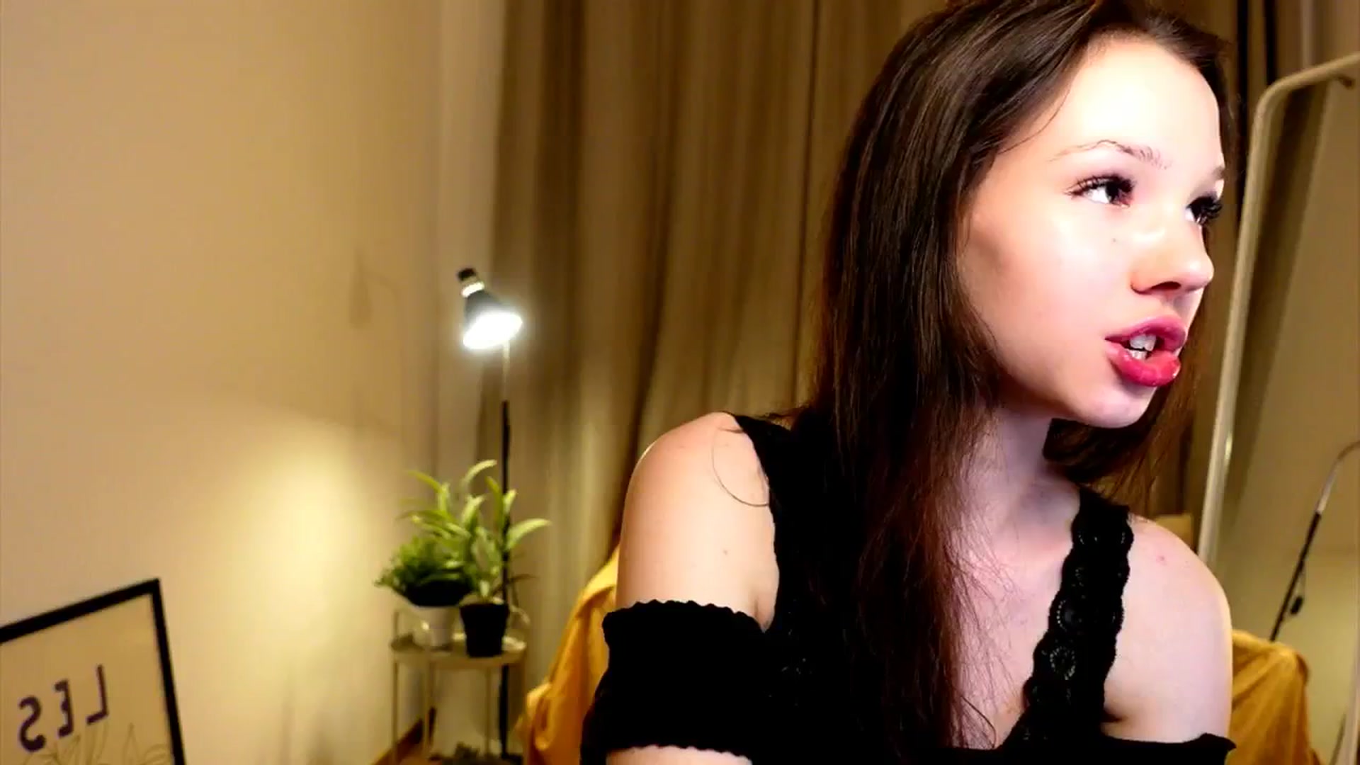 Gallery image thumbnail from LovePilll's myfreecams stream on, 06/18/2025, 19:38 image 9 of 20