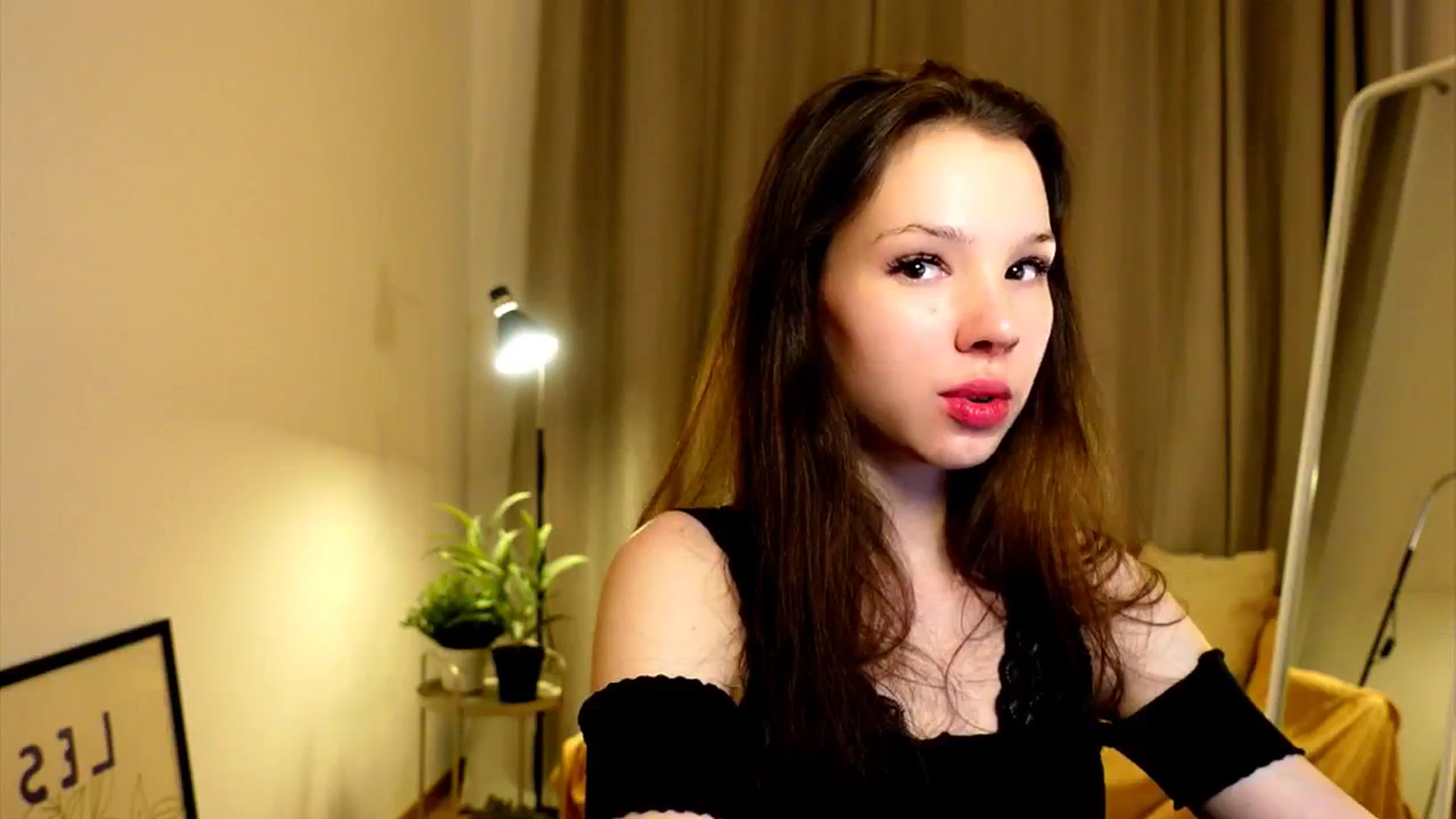 Gallery image thumbnail from LovePilll's myfreecams stream on, 06/18/2025, 19:38 image 12 of 20
