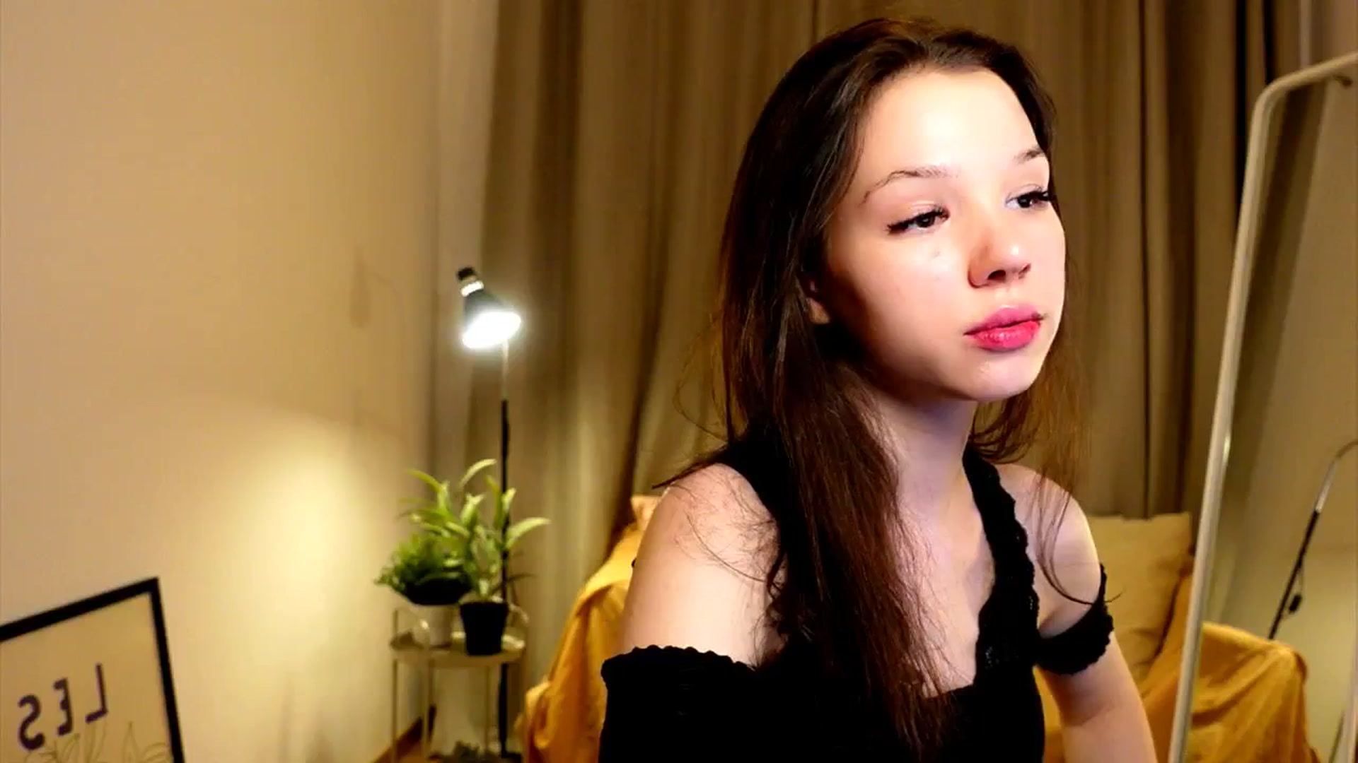Gallery image thumbnail from LovePilll's myfreecams stream on, 06/18/2025, 19:38 image 7 of 20