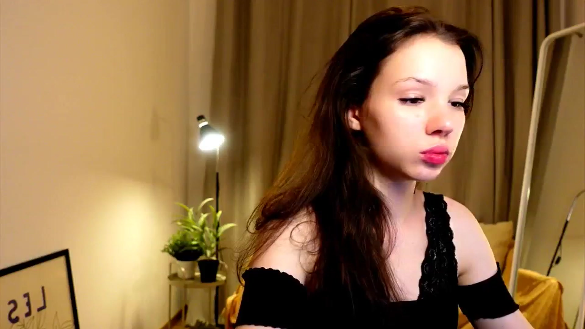 Gallery image thumbnail from LovePilll's myfreecams stream on, 06/18/2025, 19:38 image 6 of 20