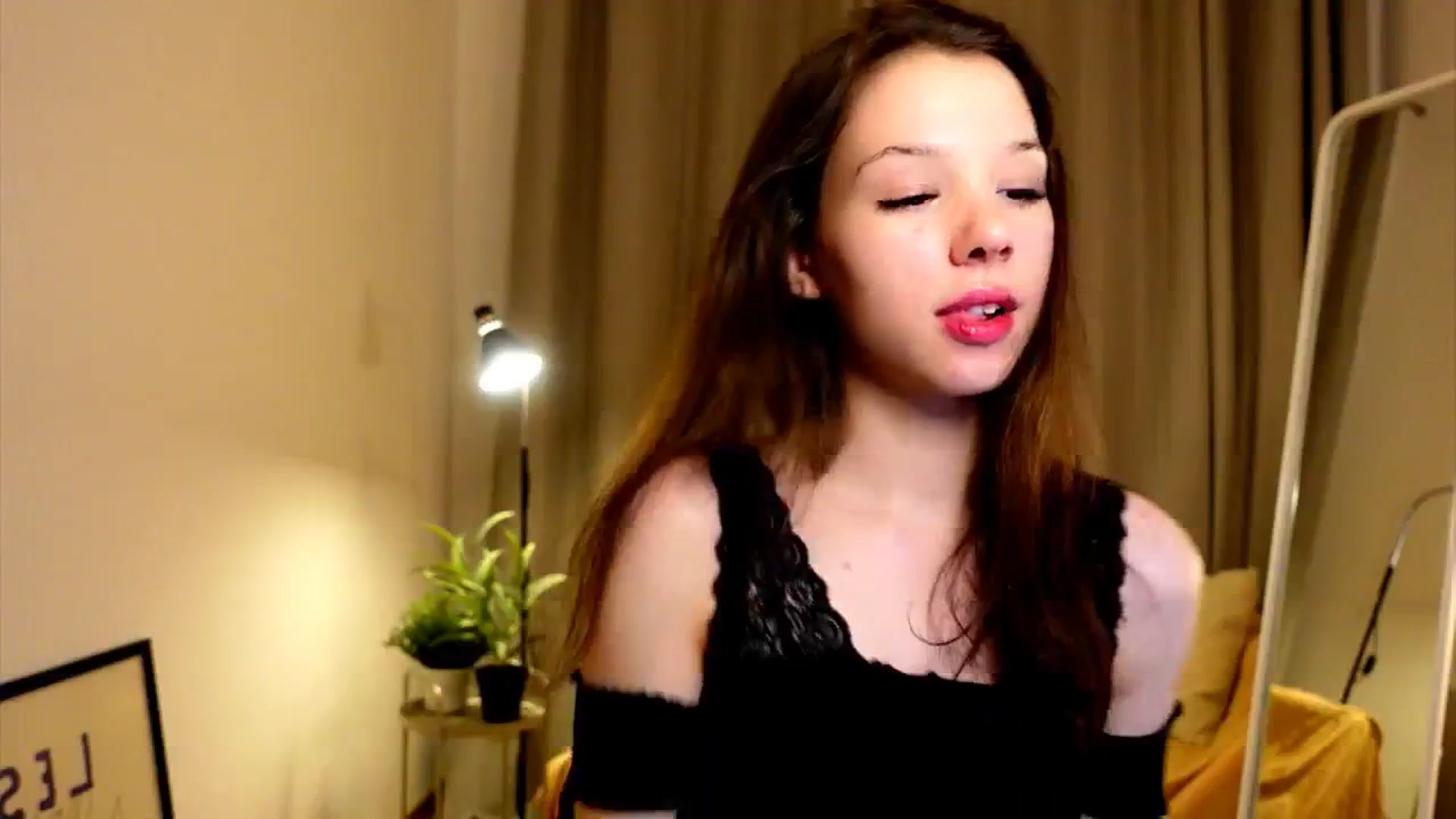 Gallery image thumbnail from LovePilll's myfreecams stream on, 06/18/2025, 19:38 image 4 of 20