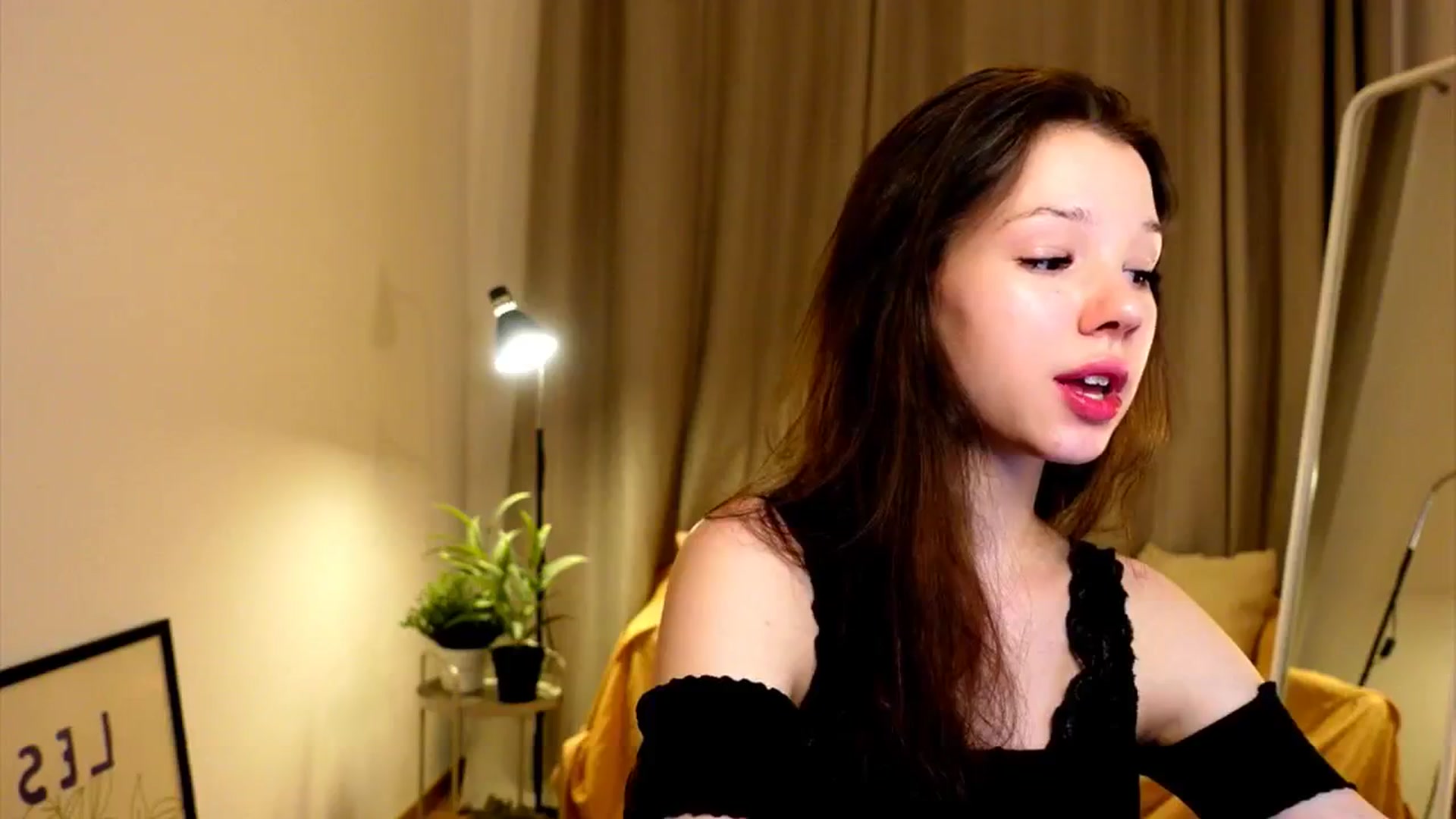 Gallery image thumbnail from LovePilll's myfreecams stream on, 06/18/2025, 19:38 image 13 of 20