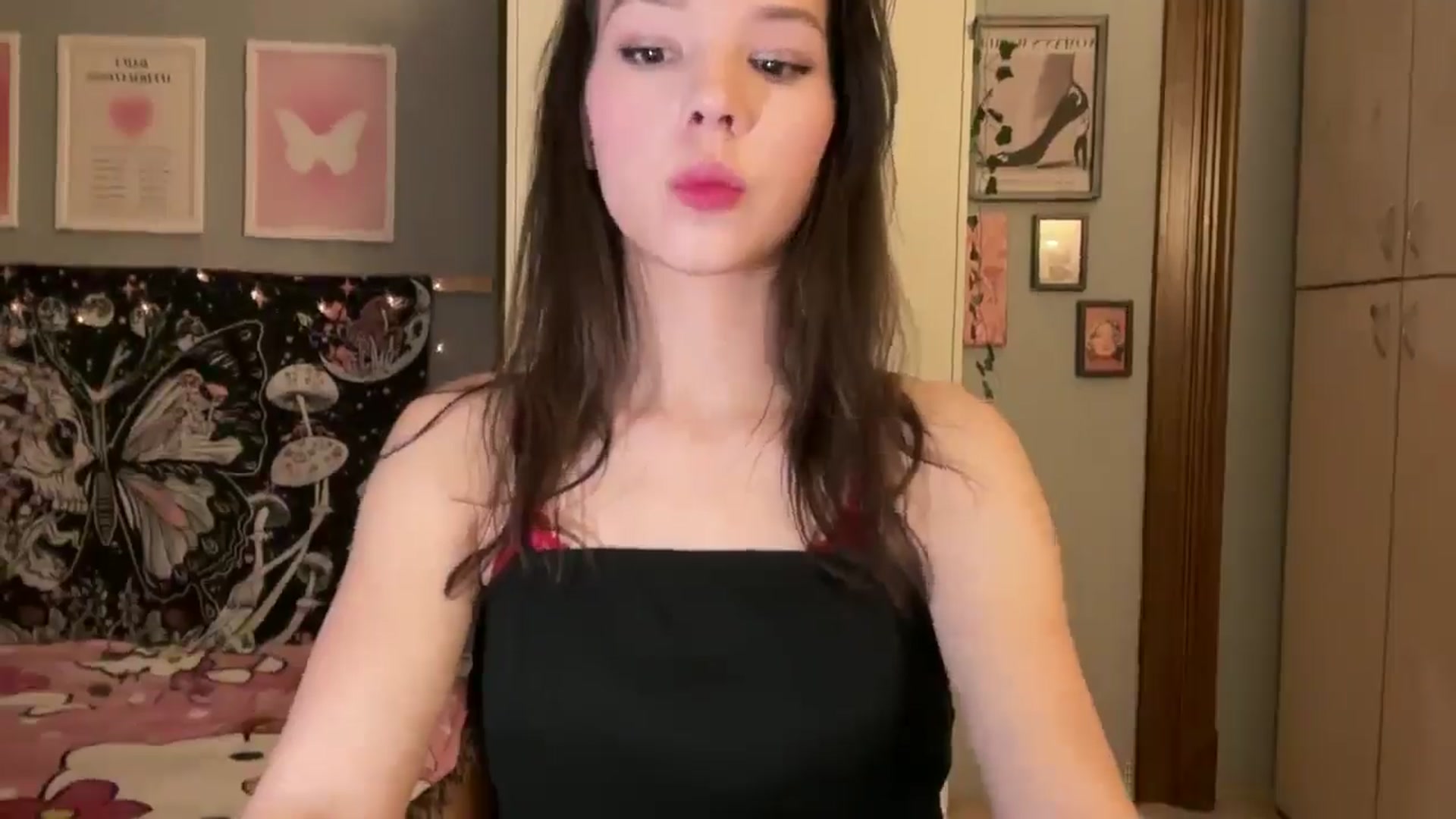 Gallery image thumbnail from LovePilll's myfreecams stream on, 12/31/2025, 23:06 image 4 of 20