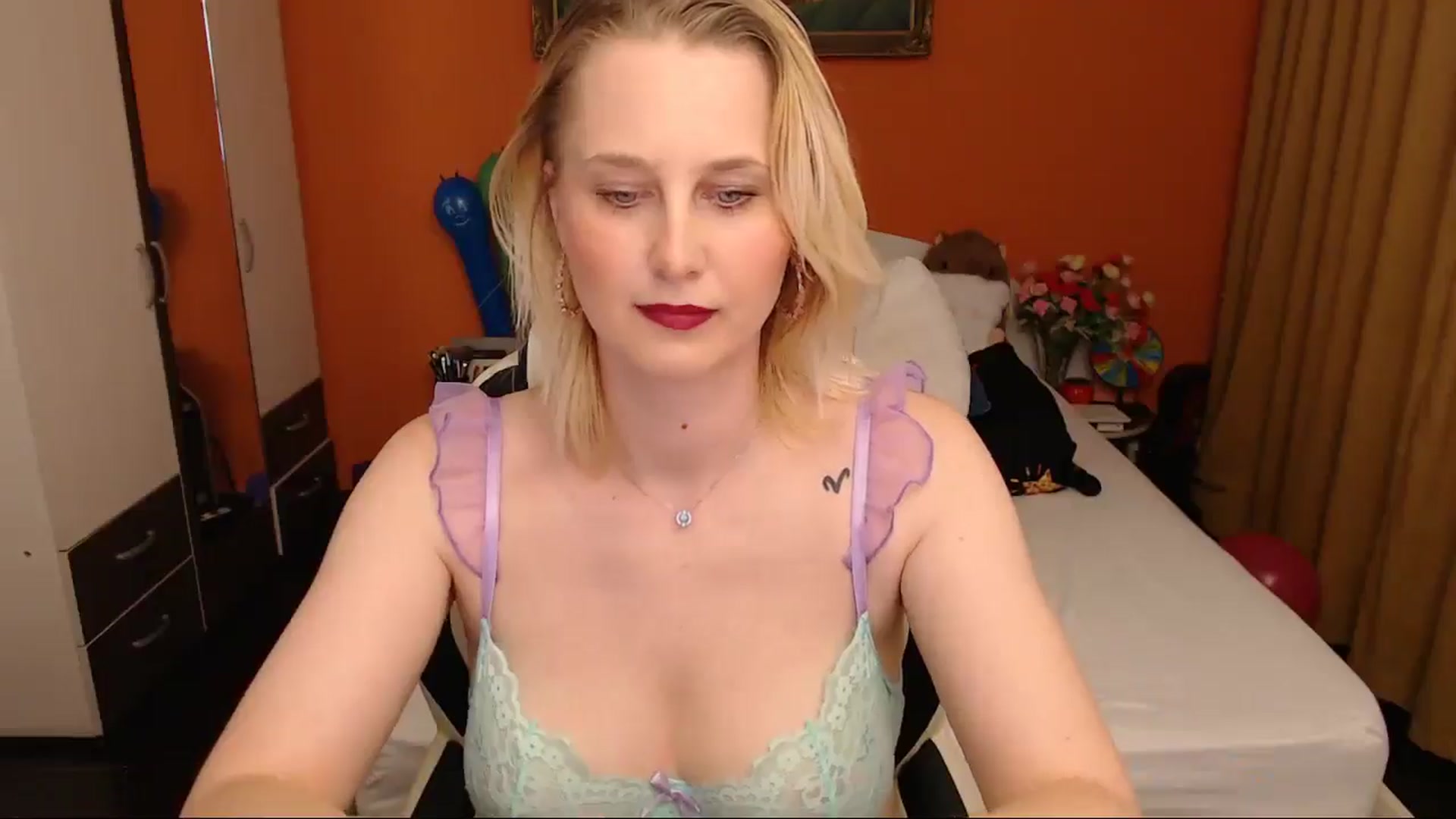 Gallery image thumbnail from LoveeSunshine's myfreecams stream on, 04/15/2026, 20:15 image 19 of 20