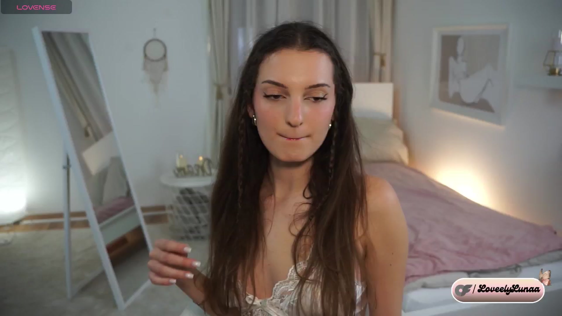 Gallery image thumbnail from LoveelyLunaa's myfreecams stream on, 12/21/2024, 17:37 image 5 of 20