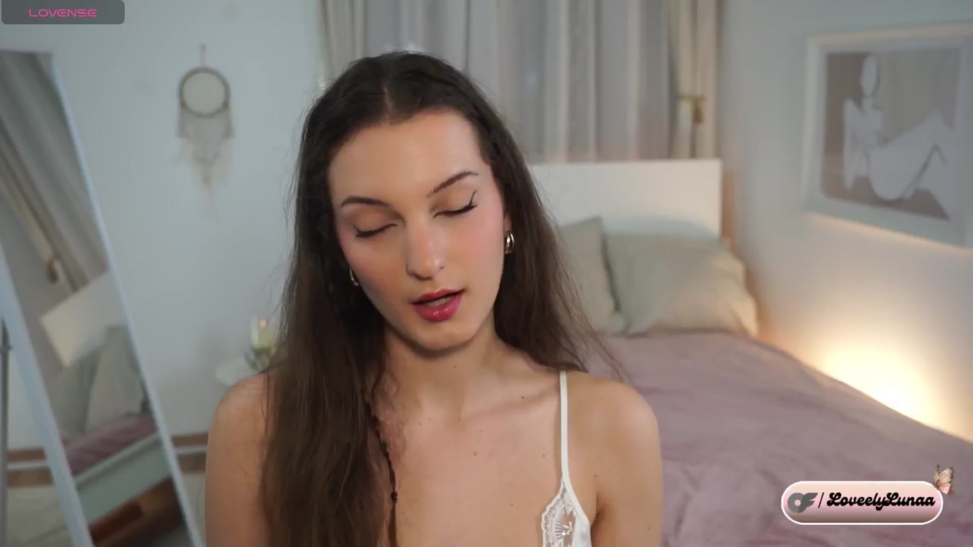 Gallery image thumbnail from LoveelyLunaa's myfreecams stream on, 12/21/2024, 19:56 image 3 of 20