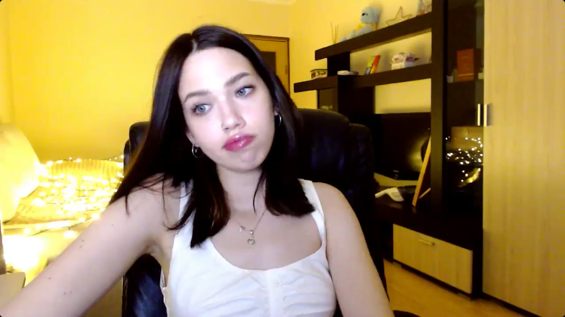 Gallery image thumbnail from LovellyRima__'s myfreecams stream on, 08/05/2024, 20:10 image 7 of 20