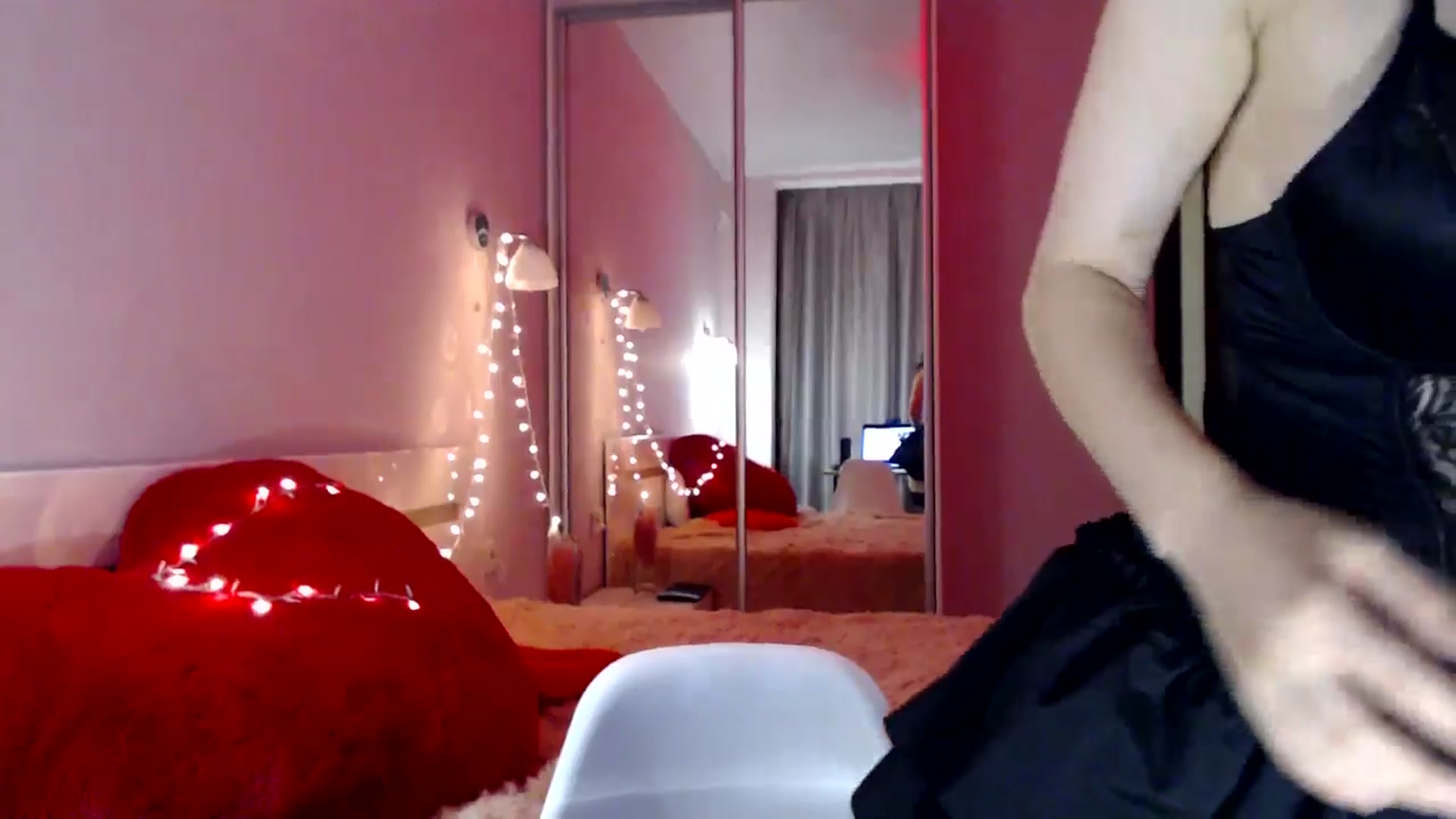 Gallery image thumbnail from LovelyBird's myfreecams stream on, 08/25/2024, 17:30 image 18 of 20