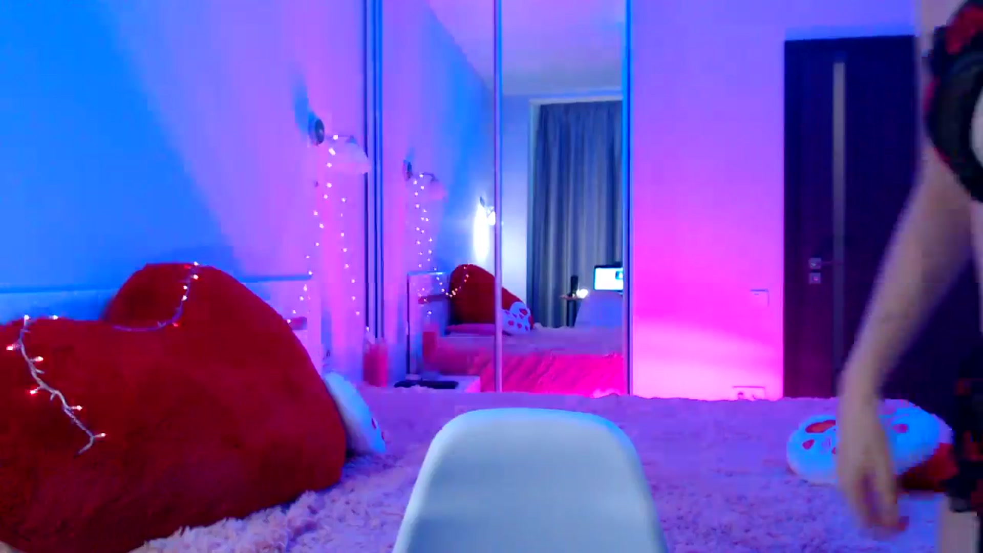 Gallery image thumbnail from LovelyBird's myfreecams stream on, 09/20/2024, 12:31 image 9 of 20
