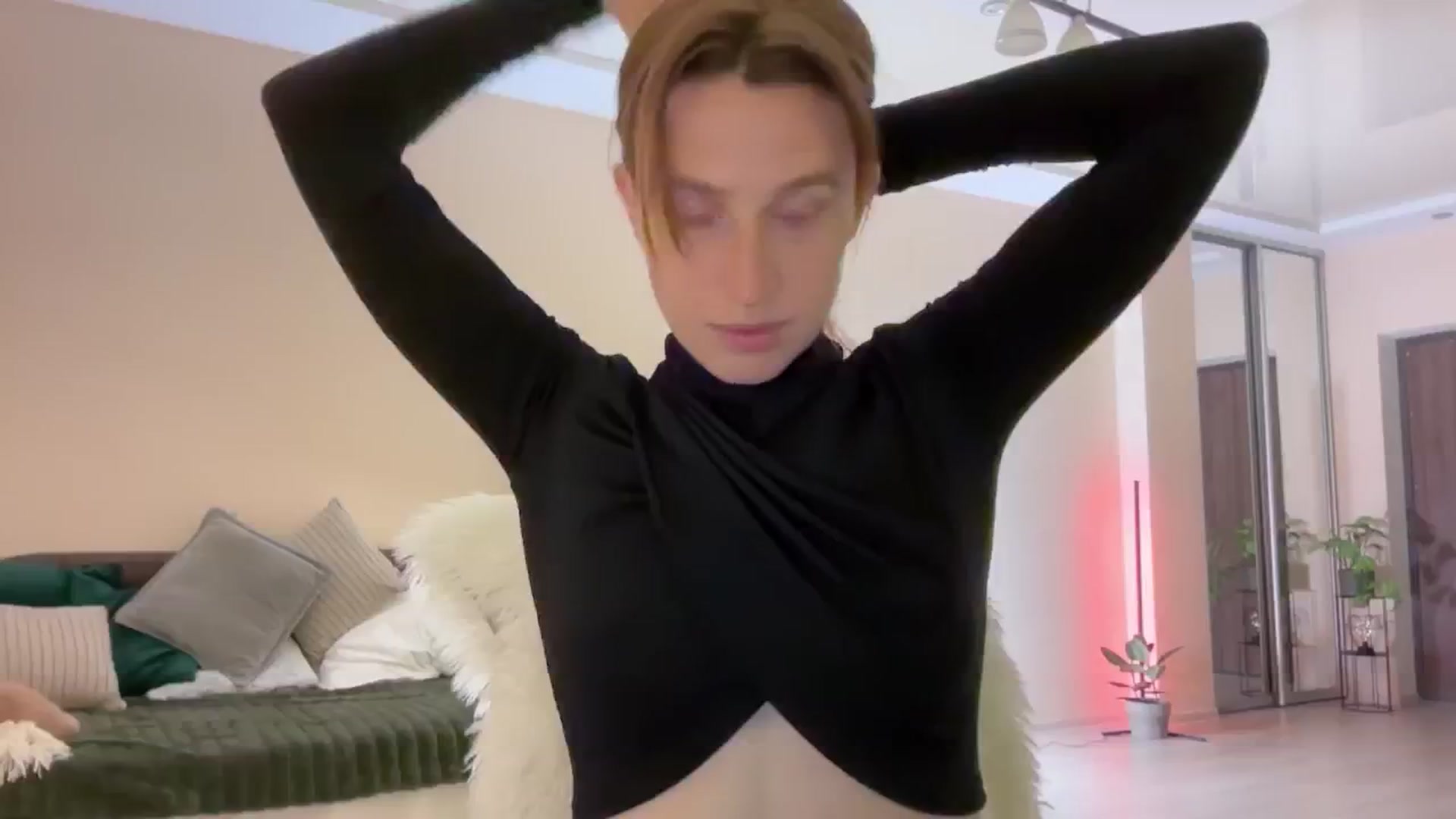 Gallery image thumbnail from LovelyBvnny's myfreecams stream on, 04/29/2024, 19:20 image 10 of 20