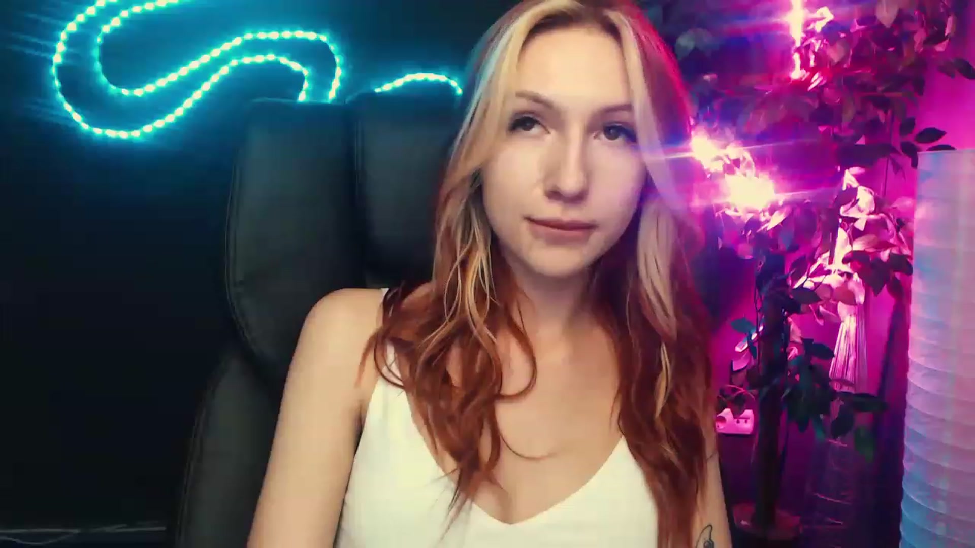 Gallery image thumbnail from LovelyGin's myfreecams stream on, 06/20/2023, 16:44 image 3 of 20