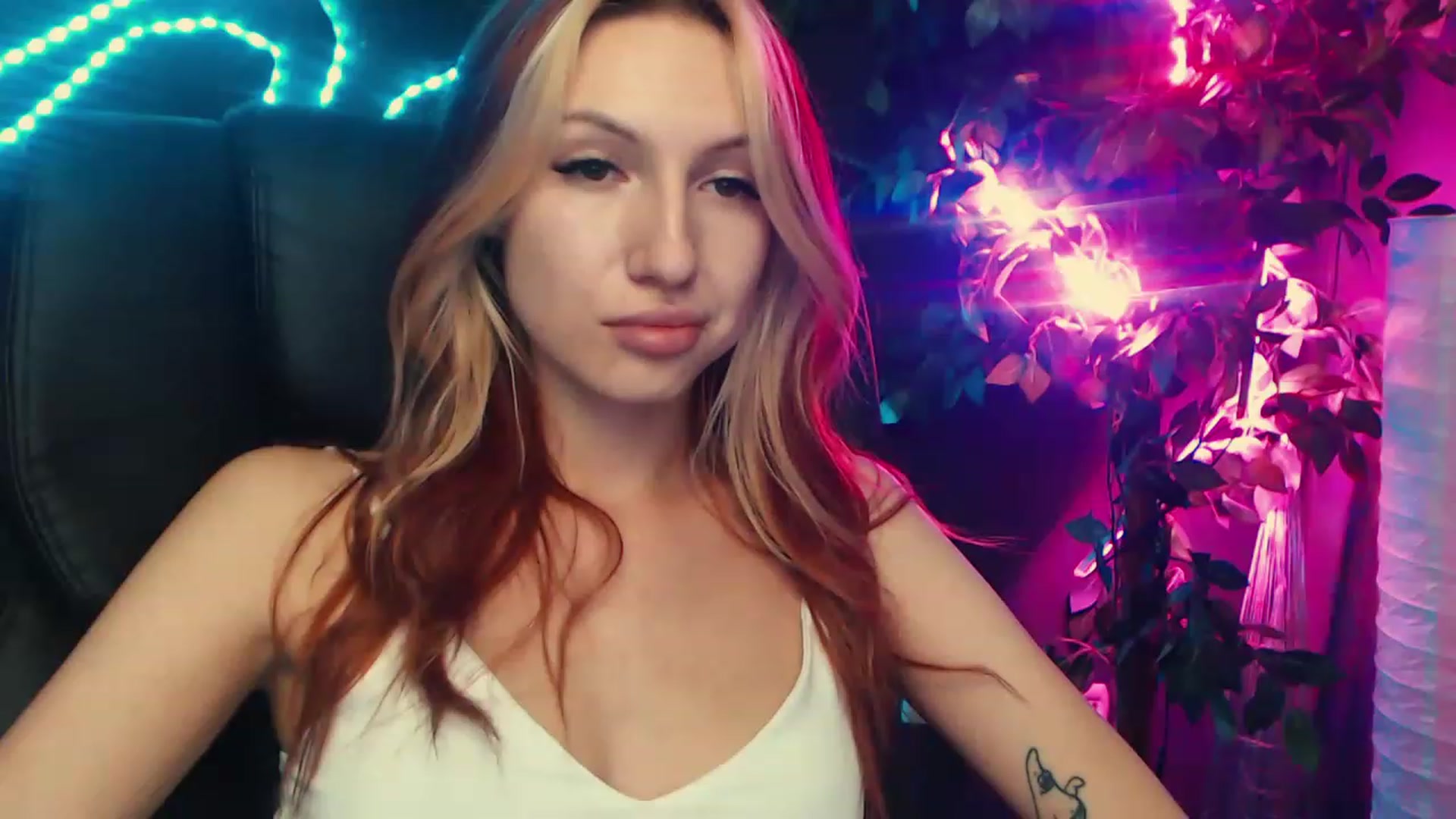 Gallery image thumbnail from LovelyGin's myfreecams stream on, 06/20/2023, 16:44 image 17 of 20