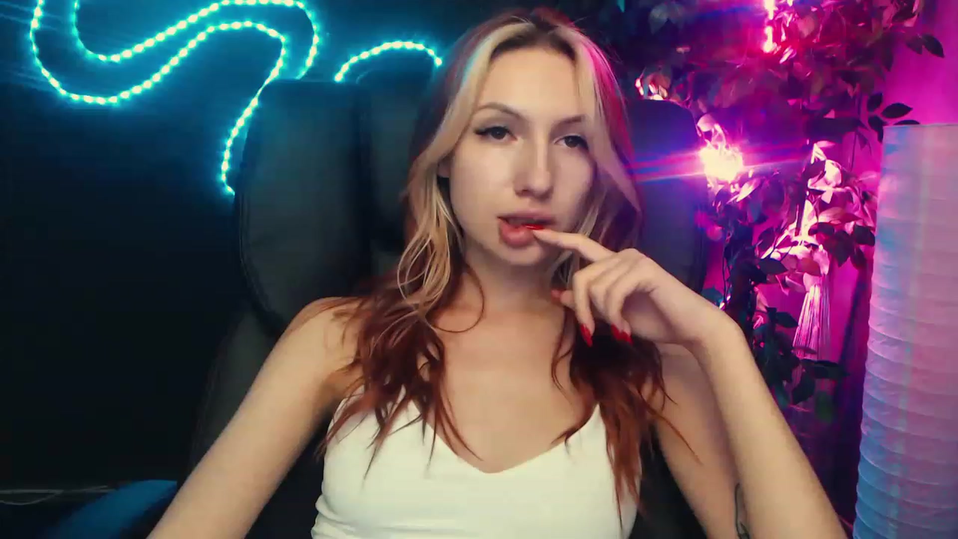 Gallery image thumbnail from LovelyGin's myfreecams stream on, 06/20/2023, 16:44 image 8 of 20