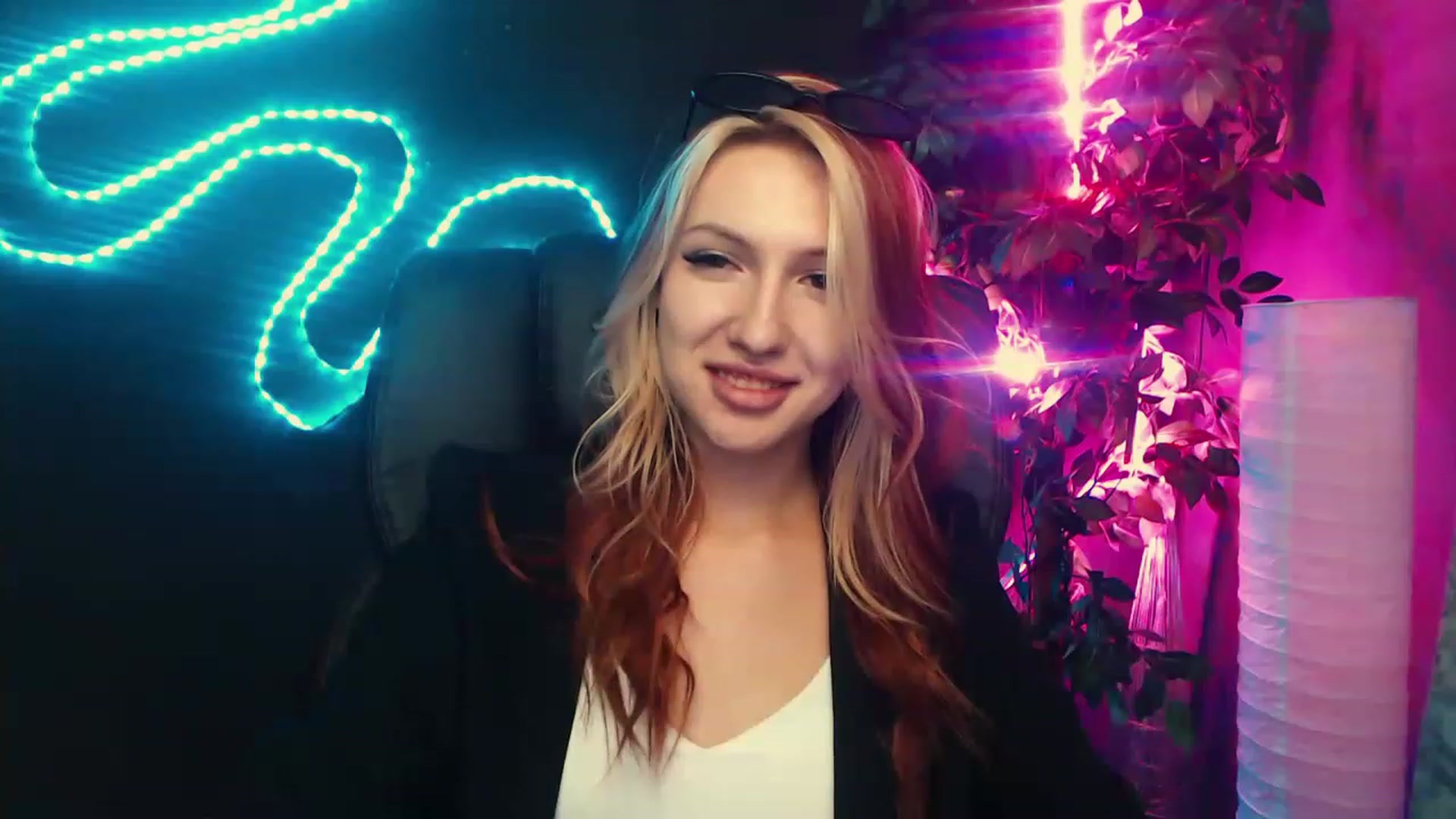 Gallery image thumbnail from LovelyGin's myfreecams stream on, 06/20/2023, 18:31 image 15 of 20