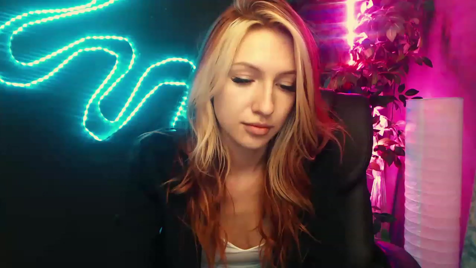 Gallery image thumbnail from LovelyGin's myfreecams stream on, 06/20/2023, 18:31 image 10 of 20