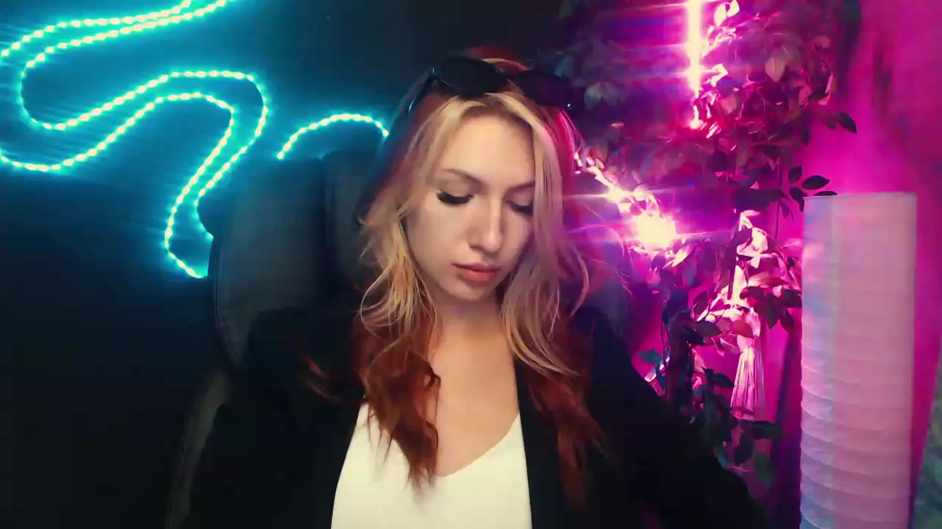 Gallery image thumbnail from LovelyGin's myfreecams stream on, 06/20/2023, 18:31 image 16 of 20