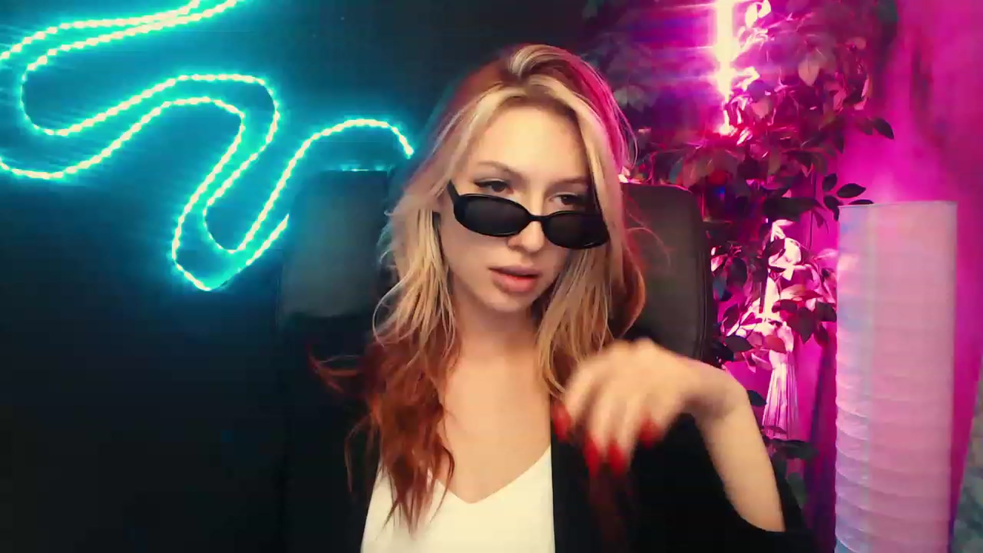 Gallery image thumbnail from LovelyGin's myfreecams stream on, 06/20/2023, 18:31 image 14 of 20