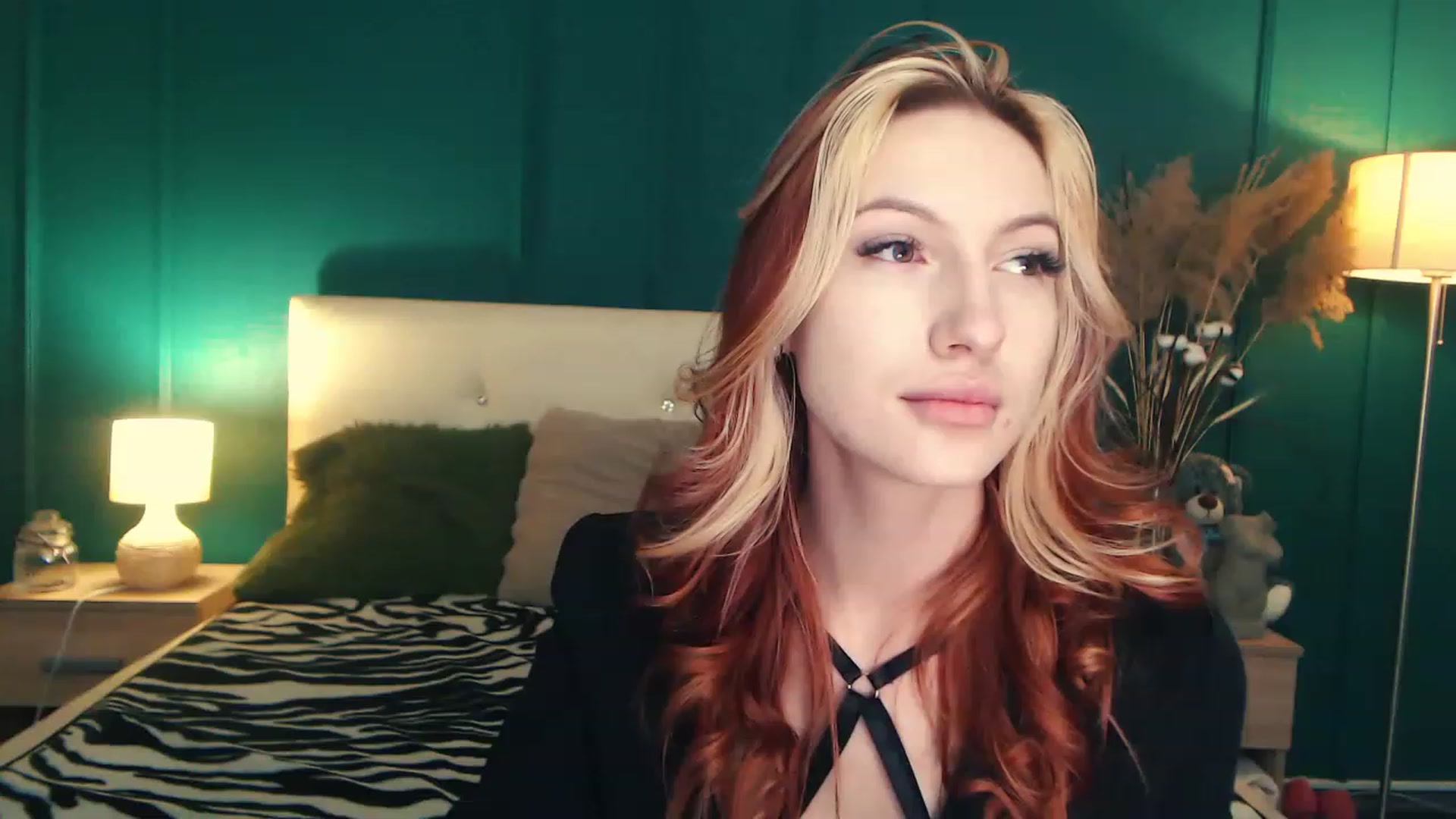 Gallery image thumbnail from LovelyGin's myfreecams stream on, 06/27/2023, 18:32 image 8 of 20