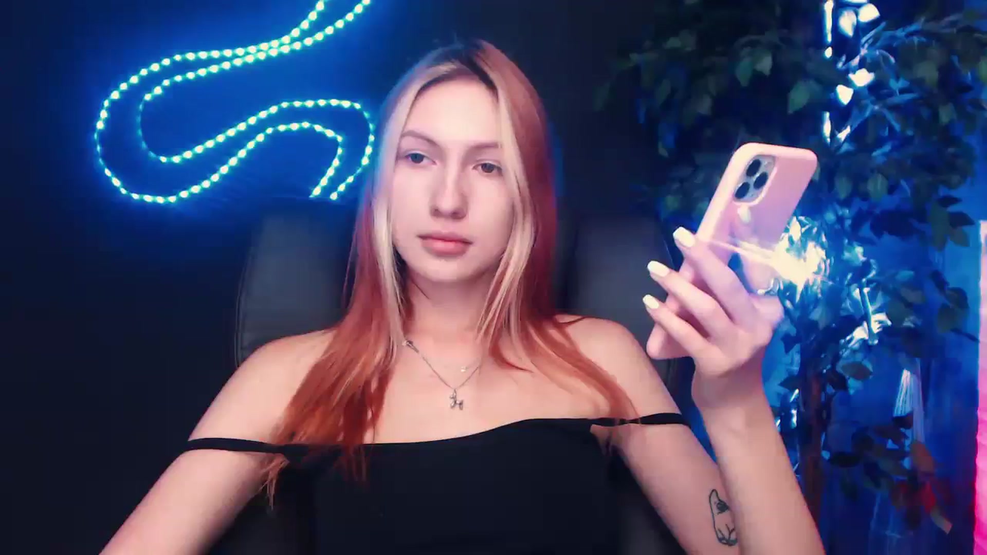 Gallery image thumbnail from LovelyGin's myfreecams stream on, 08/04/2023, 13:09 image 14 of 20