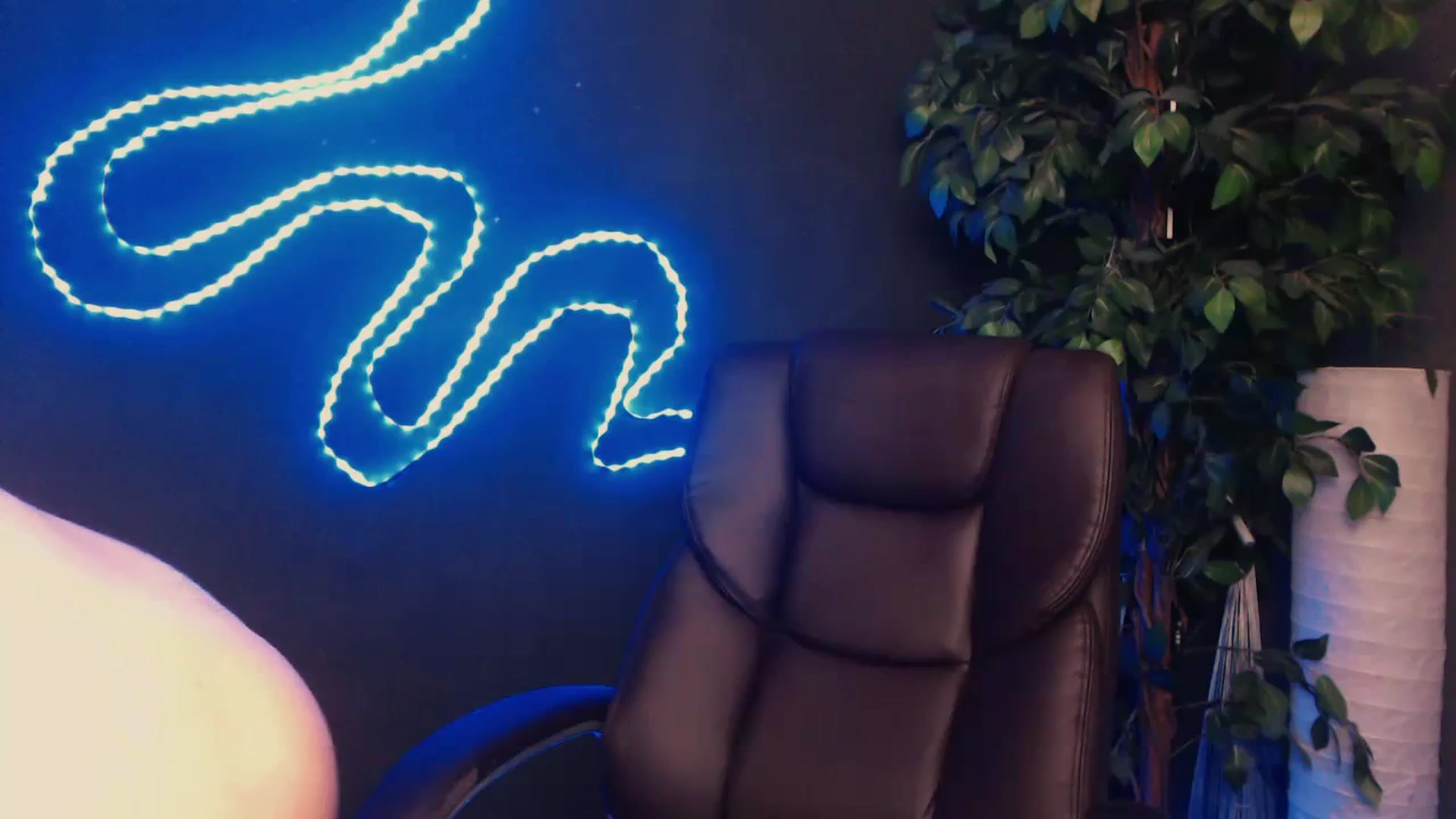 Gallery image thumbnail from LovelyGin's myfreecams stream on, 10/10/2023, 14:58 image 10 of 20