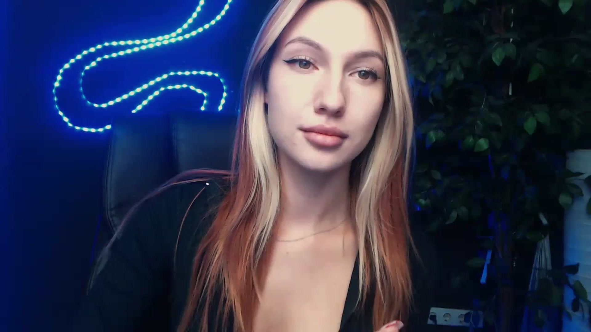 Gallery image thumbnail from LovelyGin's myfreecams stream on, 10/10/2023, 16:39 image 9 of 20