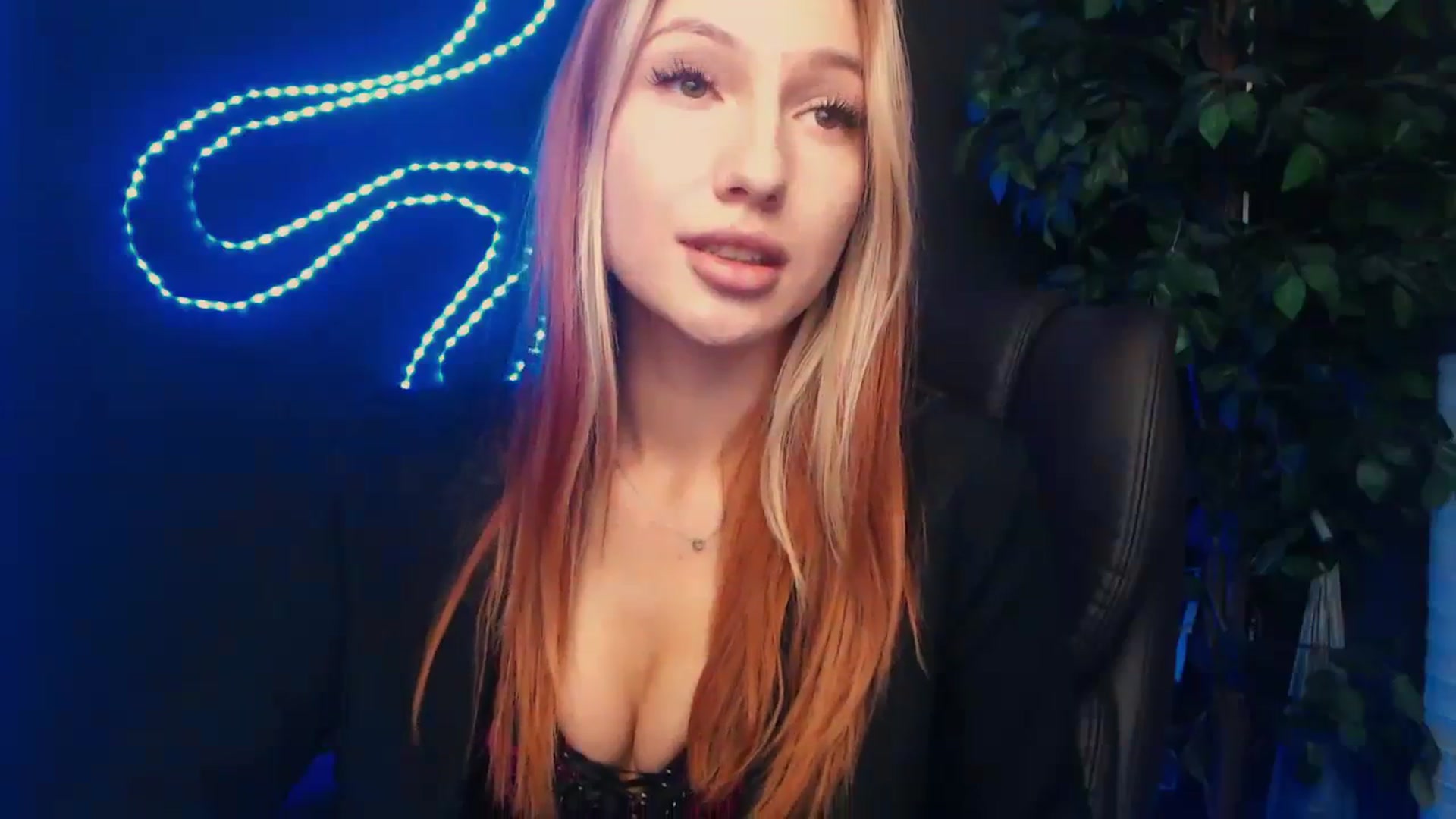 Gallery image thumbnail from LovelyGin's myfreecams stream on, 10/17/2023, 13:19 image 8 of 20