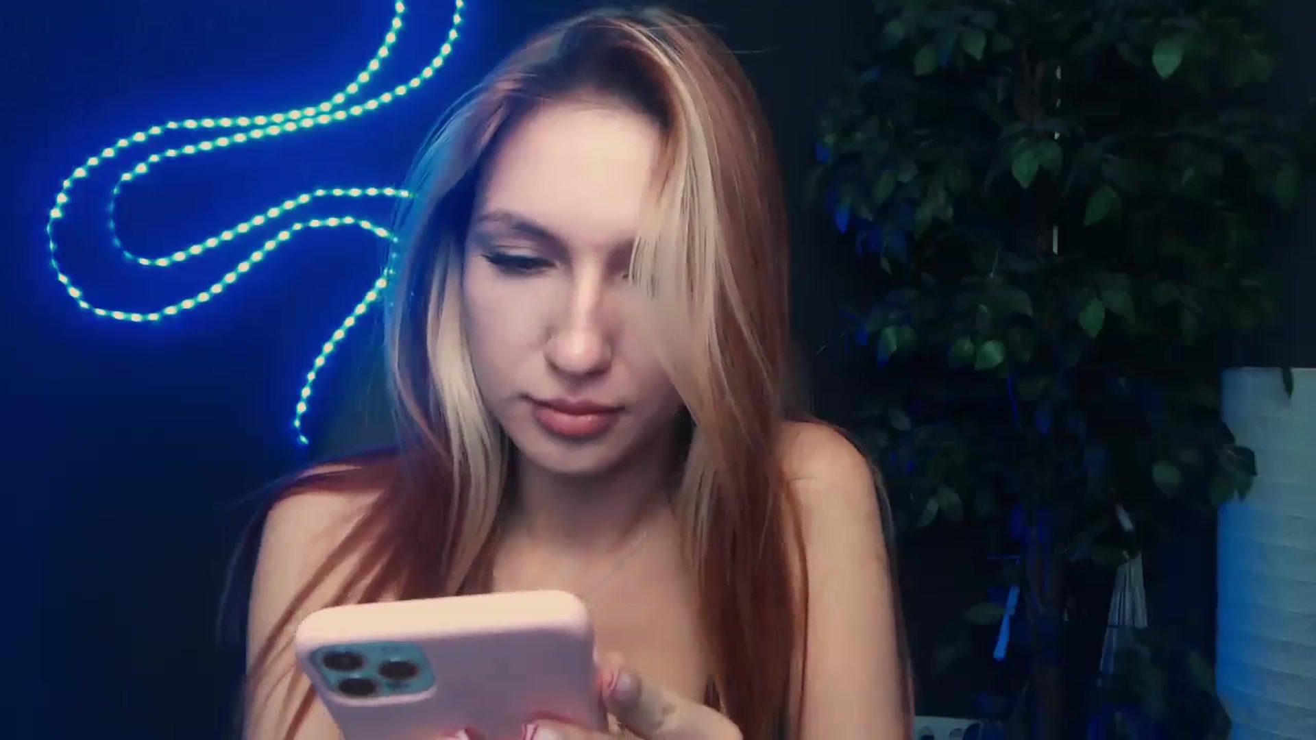 Gallery image thumbnail from LovelyGin's myfreecams stream on, 10/17/2023, 18:09 image 3 of 20