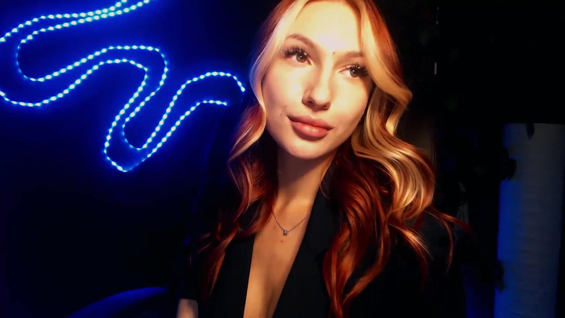 Gallery image thumbnail from LovelyGin's myfreecams stream on, 10/19/2023, 13:36 image 10 of 20