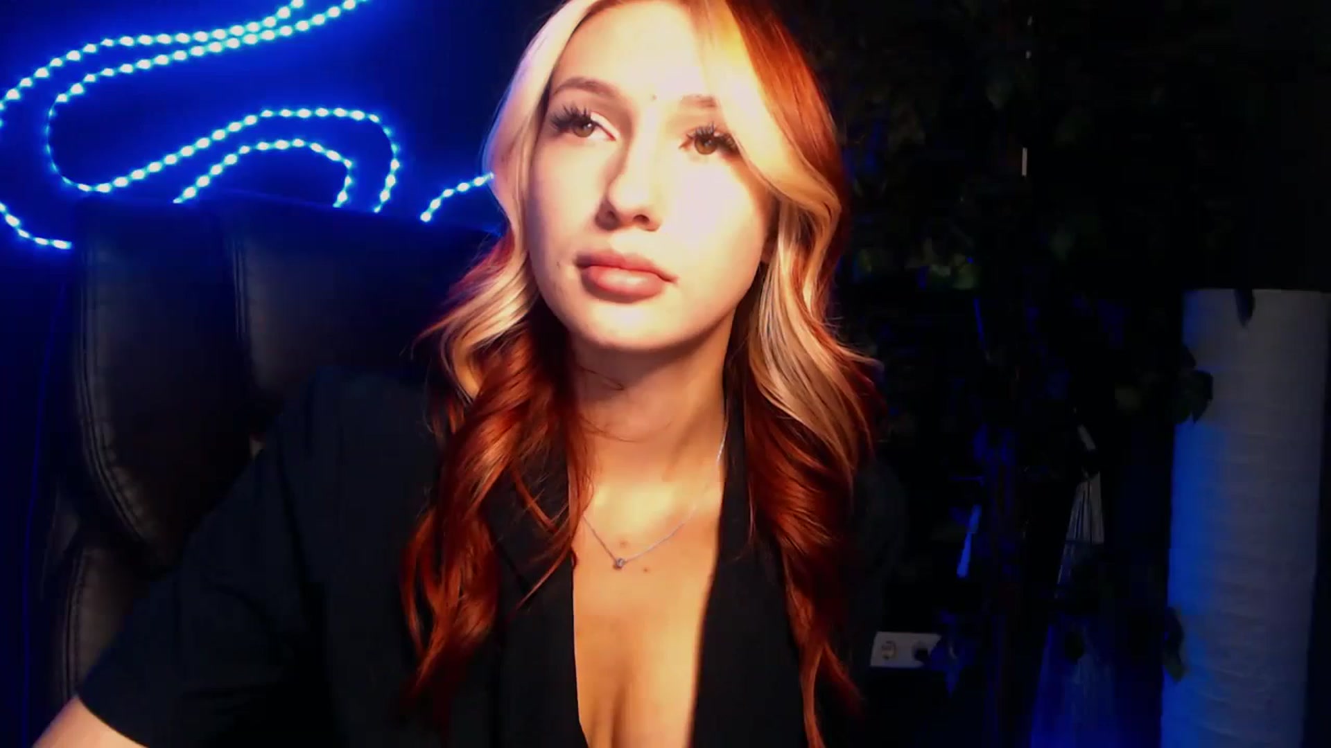 Gallery image thumbnail from LovelyGin's myfreecams stream on, 10/19/2023, 13:36 image 16 of 20